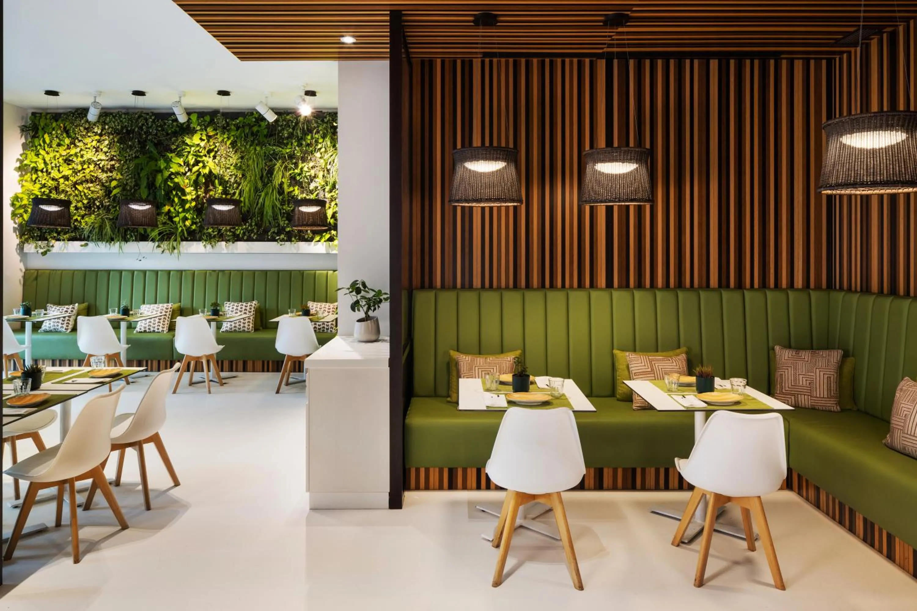 Restaurant/places to eat in Pine Cliffs Gardens