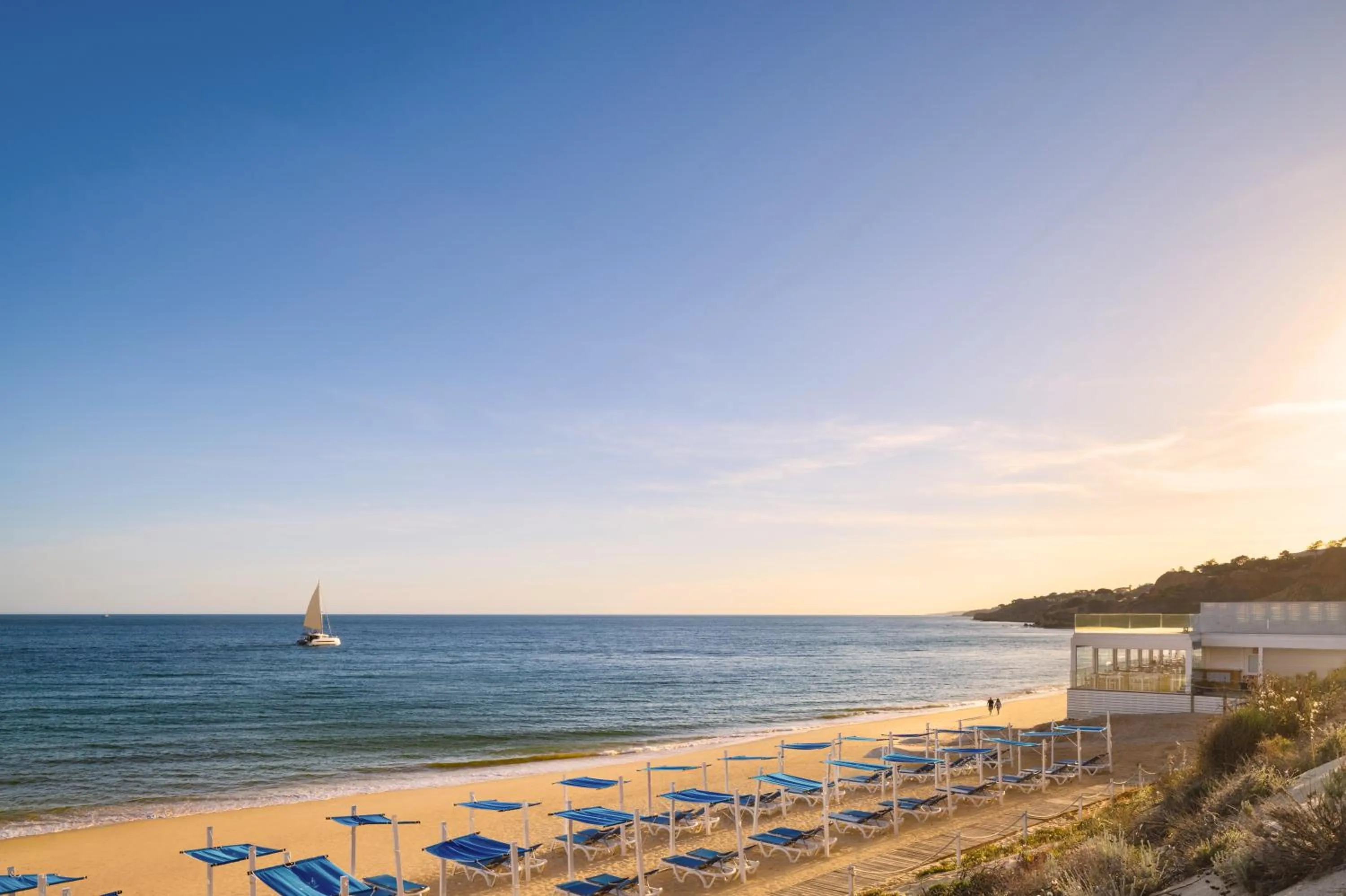 Beach in Pine Cliffs Gardens