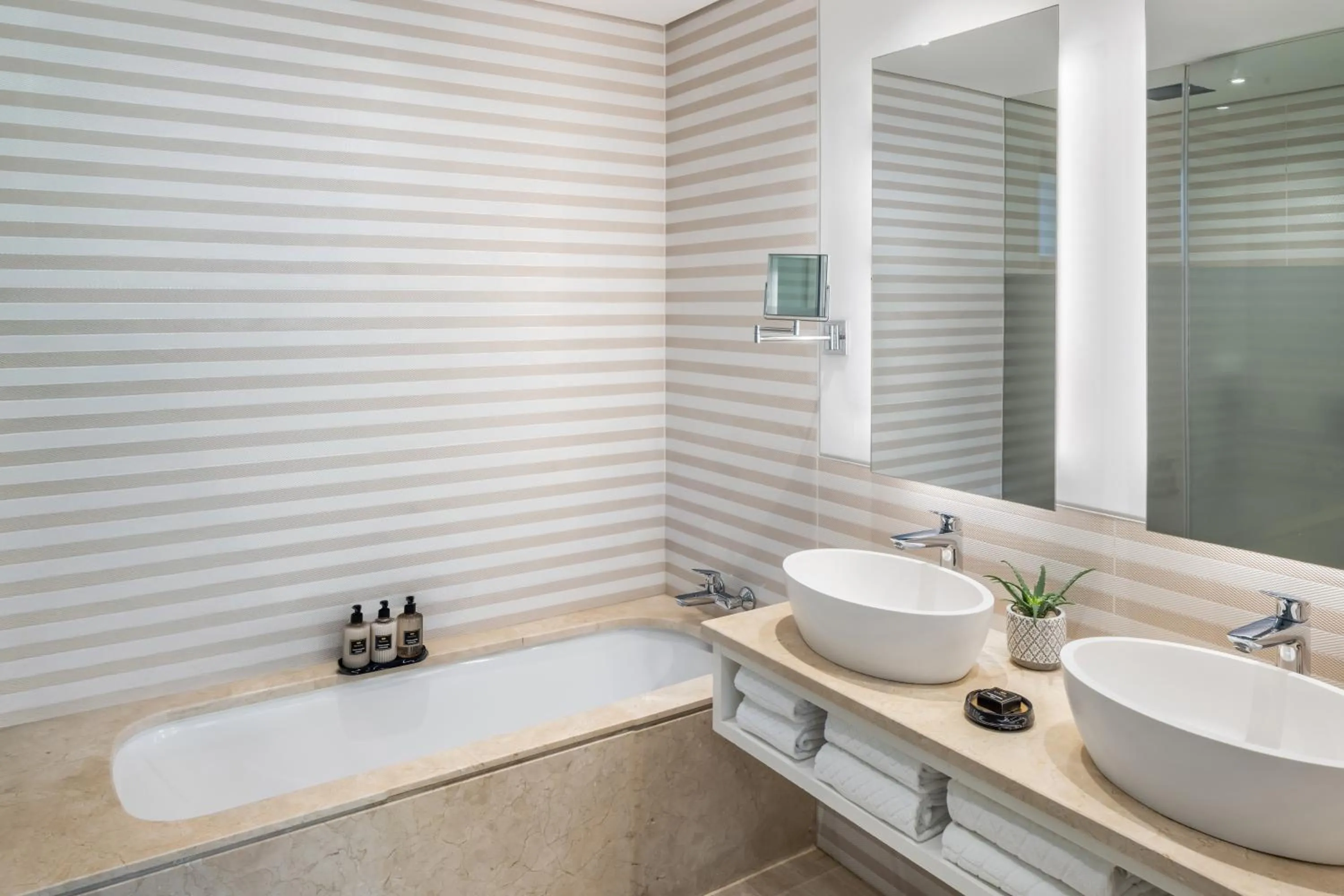 Bathroom in Pine Cliffs Gardens