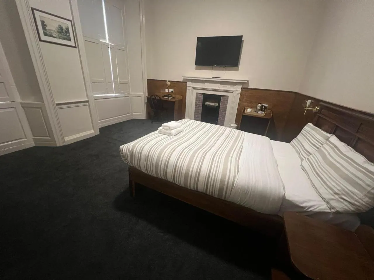 Photo of the whole room, Bed in Burntisland House