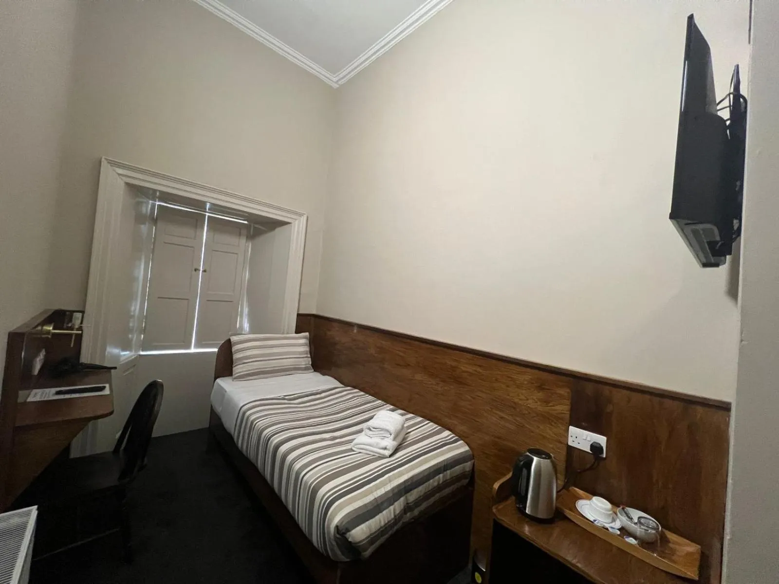 Photo of the whole room, Bed in Burntisland House