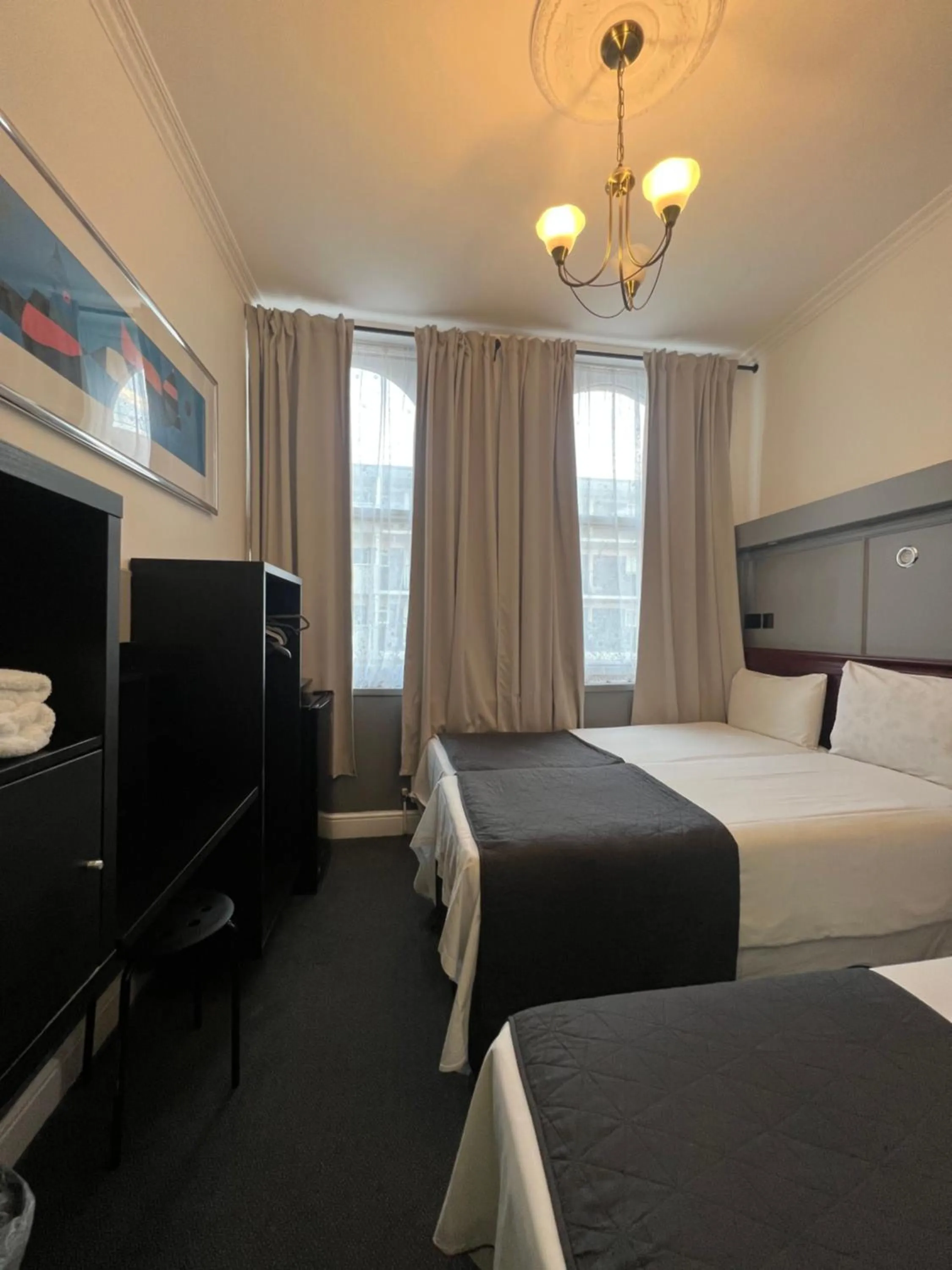 Property building, Bed in Plaza London Hotel