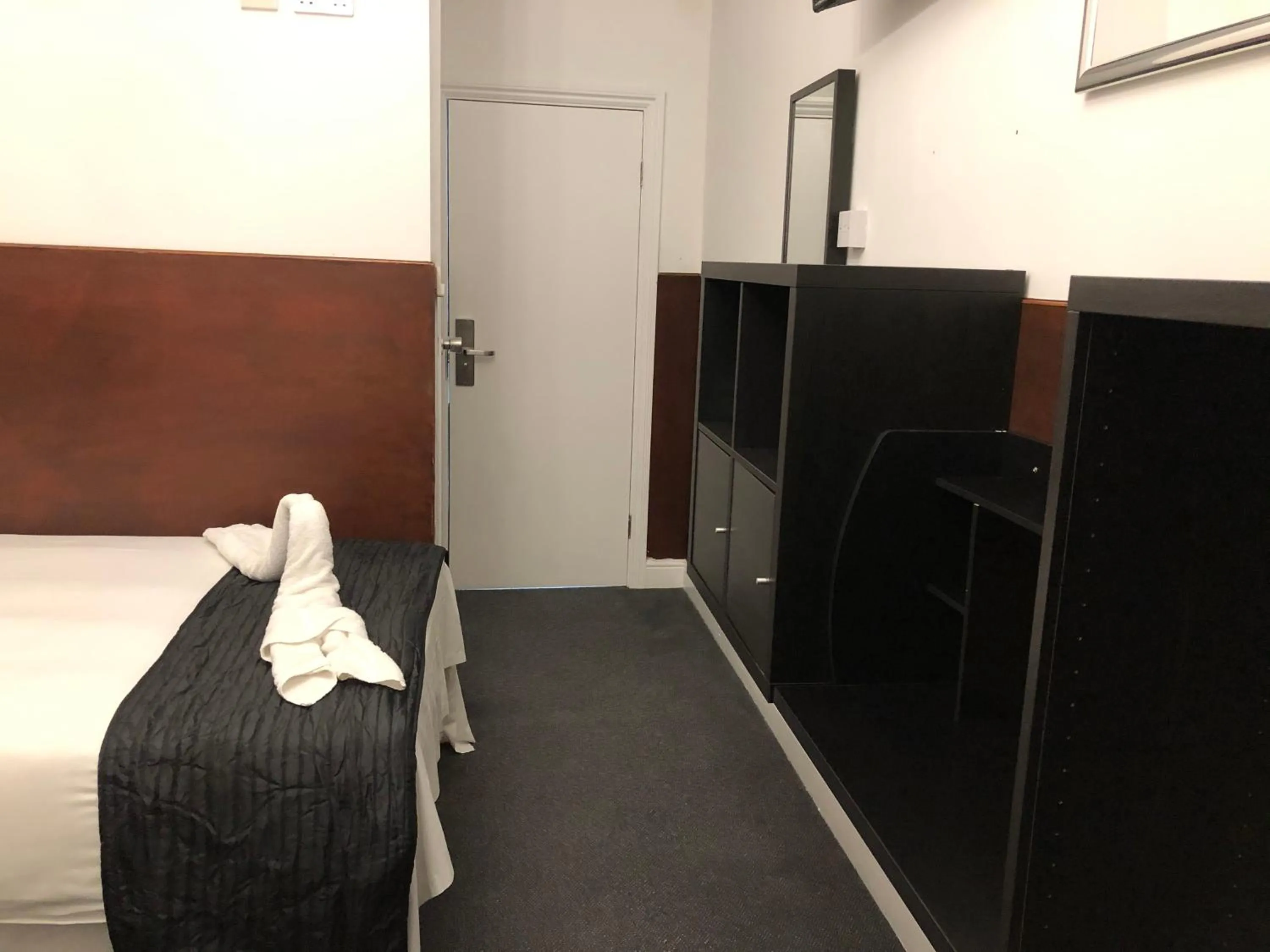 Bedroom, Bed in Plaza London Hotel