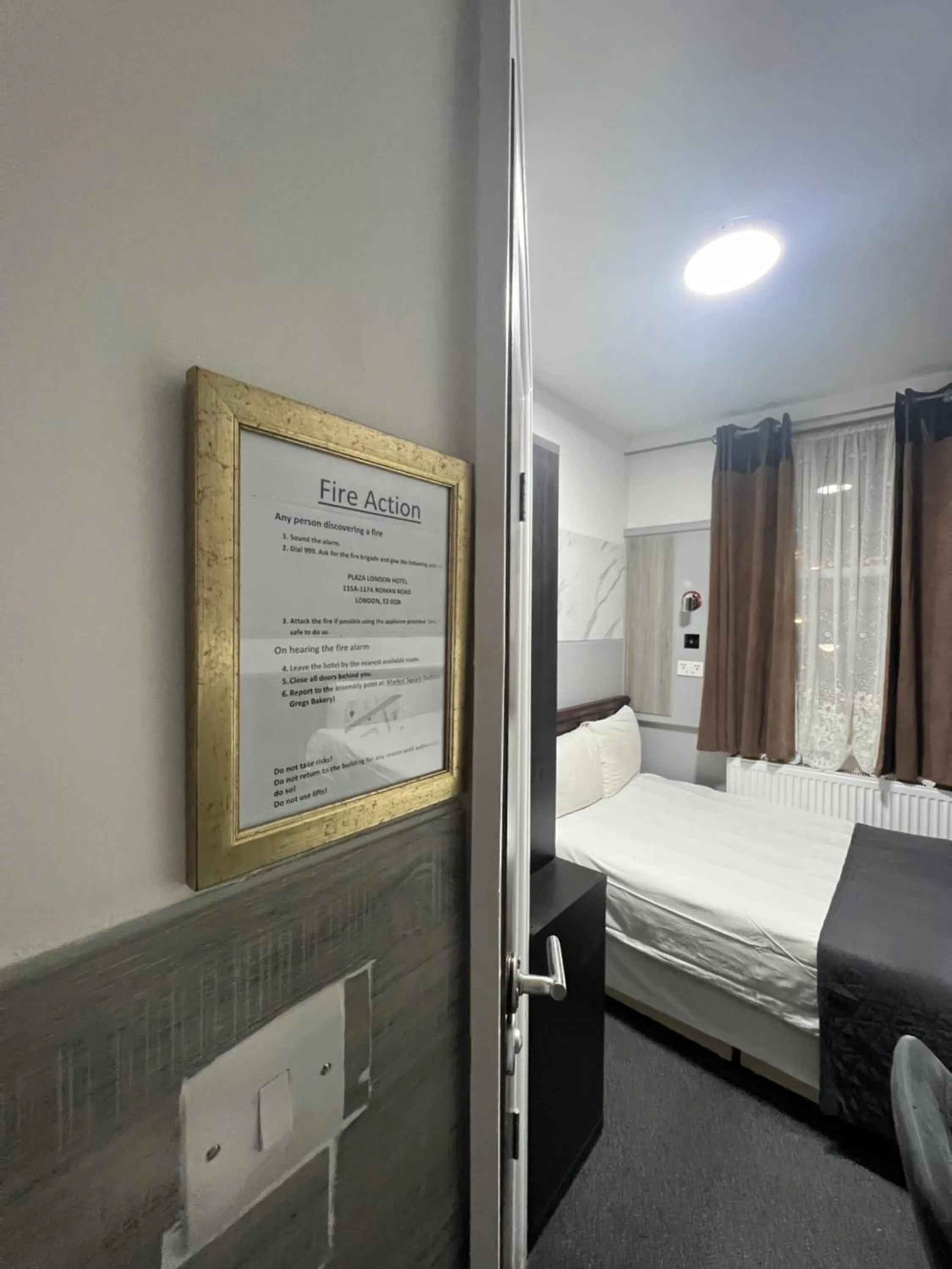 Property building, Bed in Plaza London Hotel