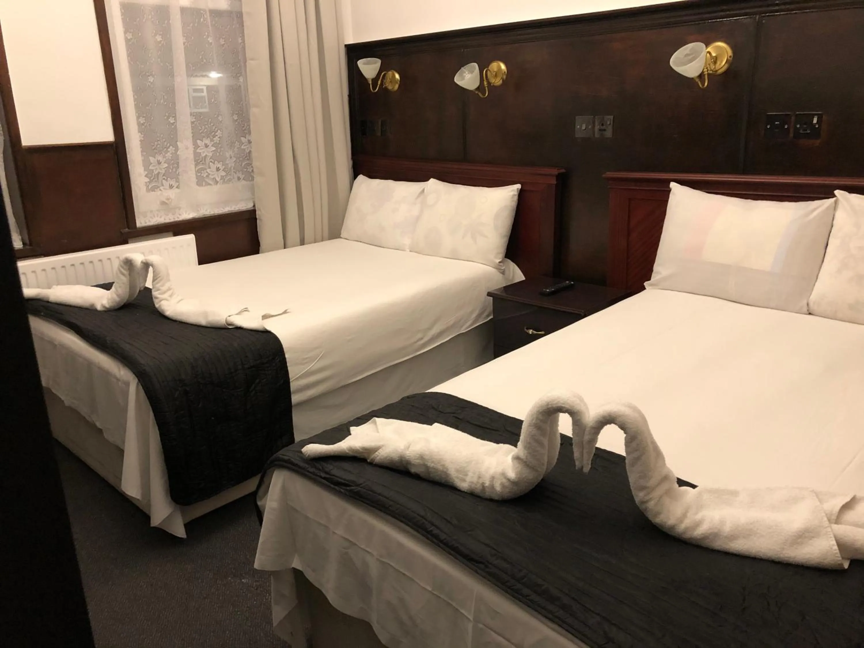 Bed in Plaza London Hotel