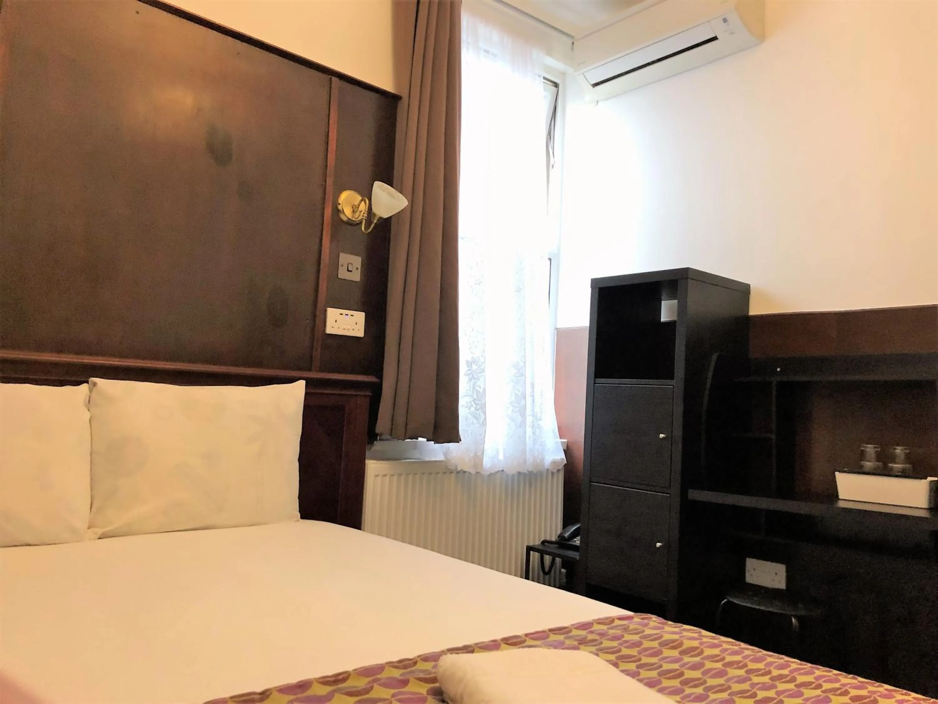 Bed in Plaza London Hotel