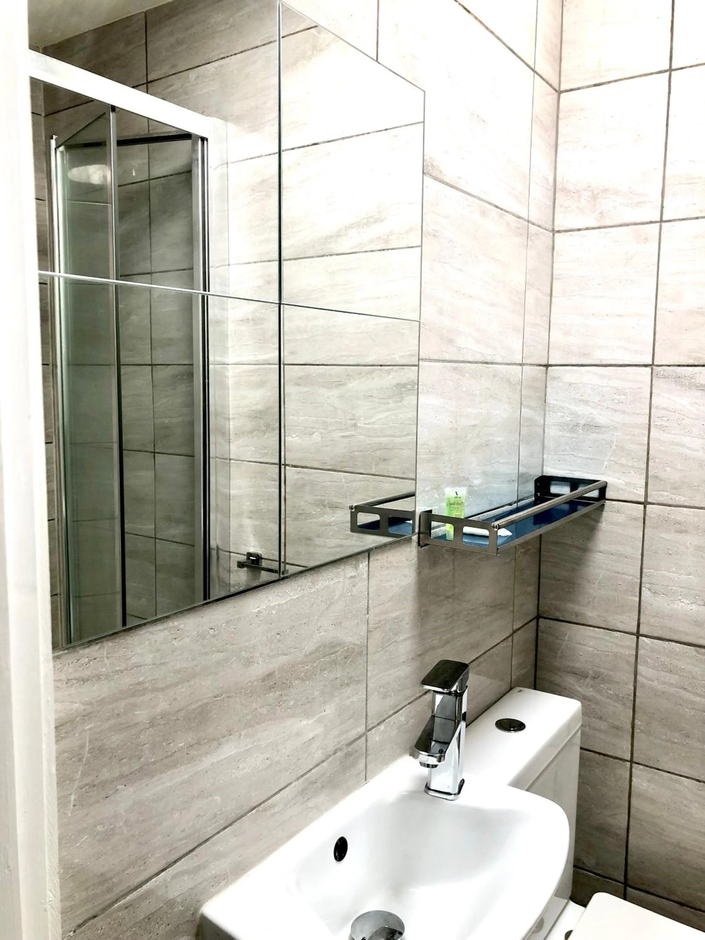 Bedroom in Plaza London Hotel