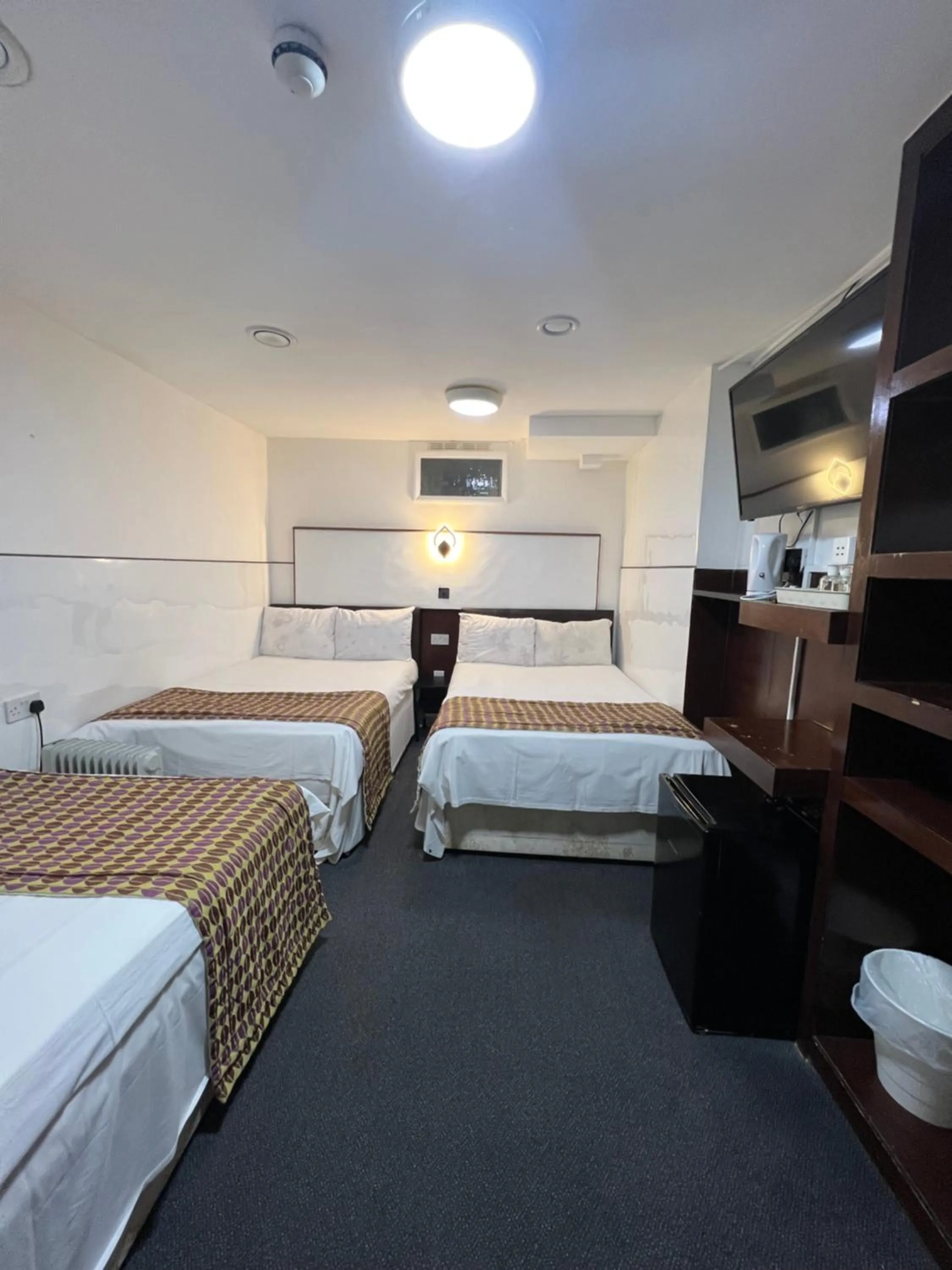 Property building, Bed in Plaza London Hotel