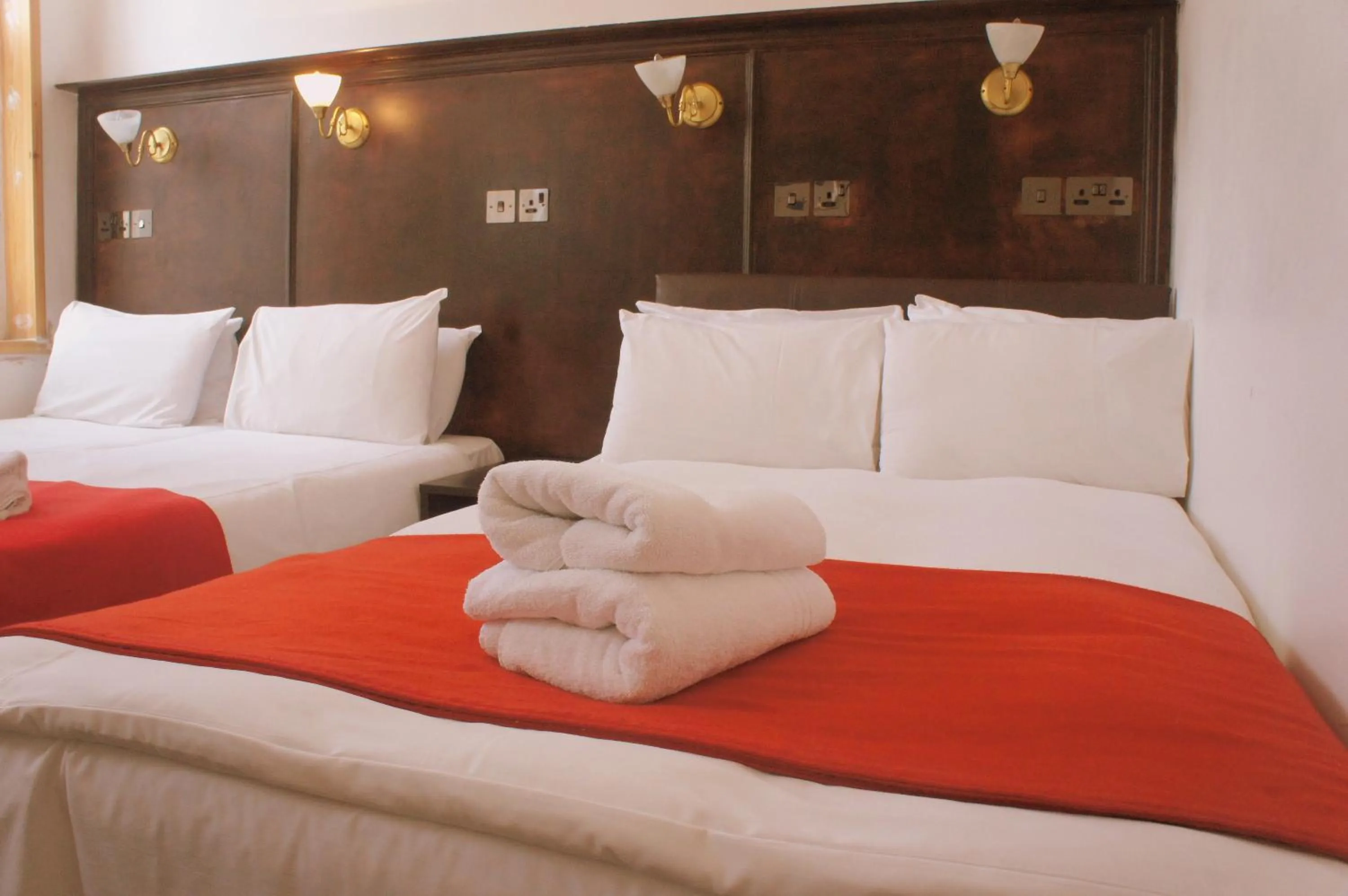 Bed in Plaza London Hotel