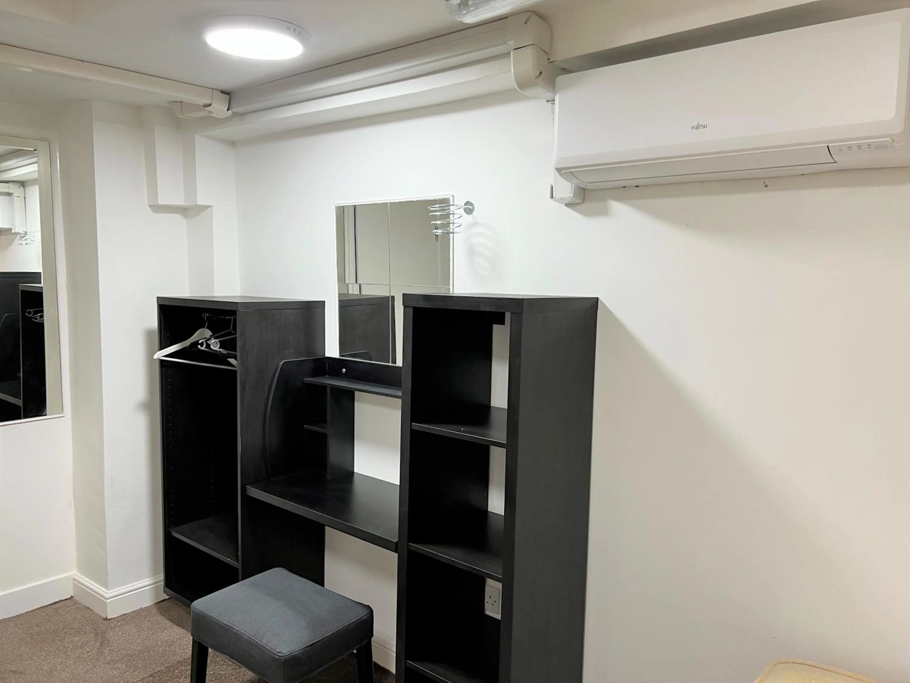 Bedroom in Plaza London Hotel