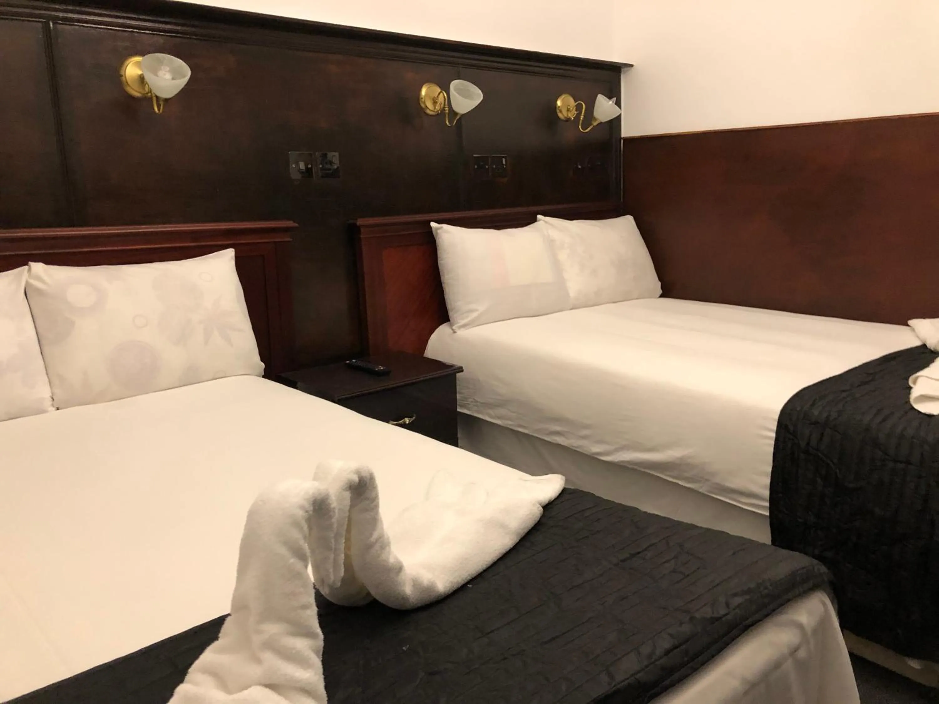 Bedroom, Bed in Plaza London Hotel