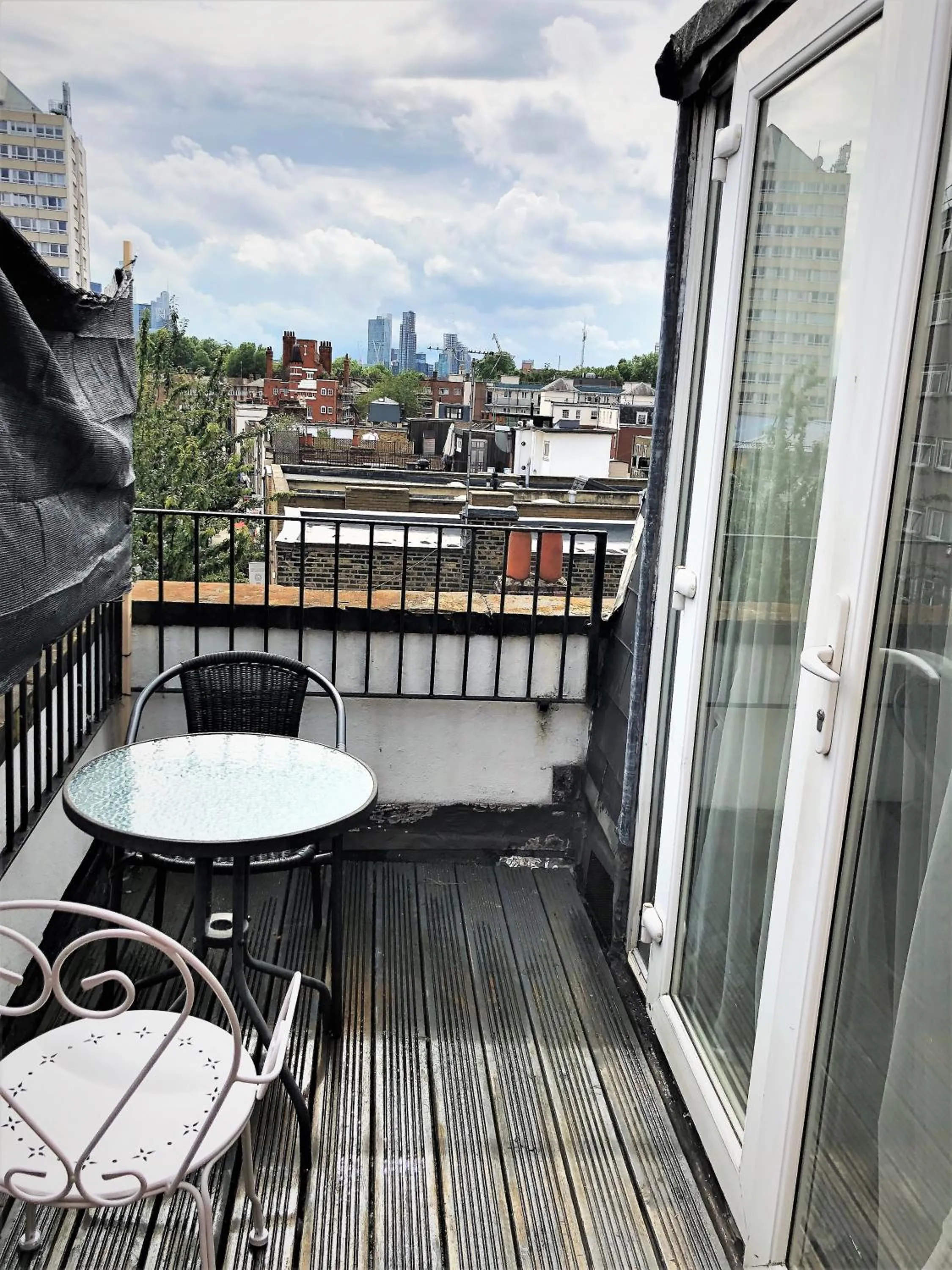 Property building in Plaza London Hotel