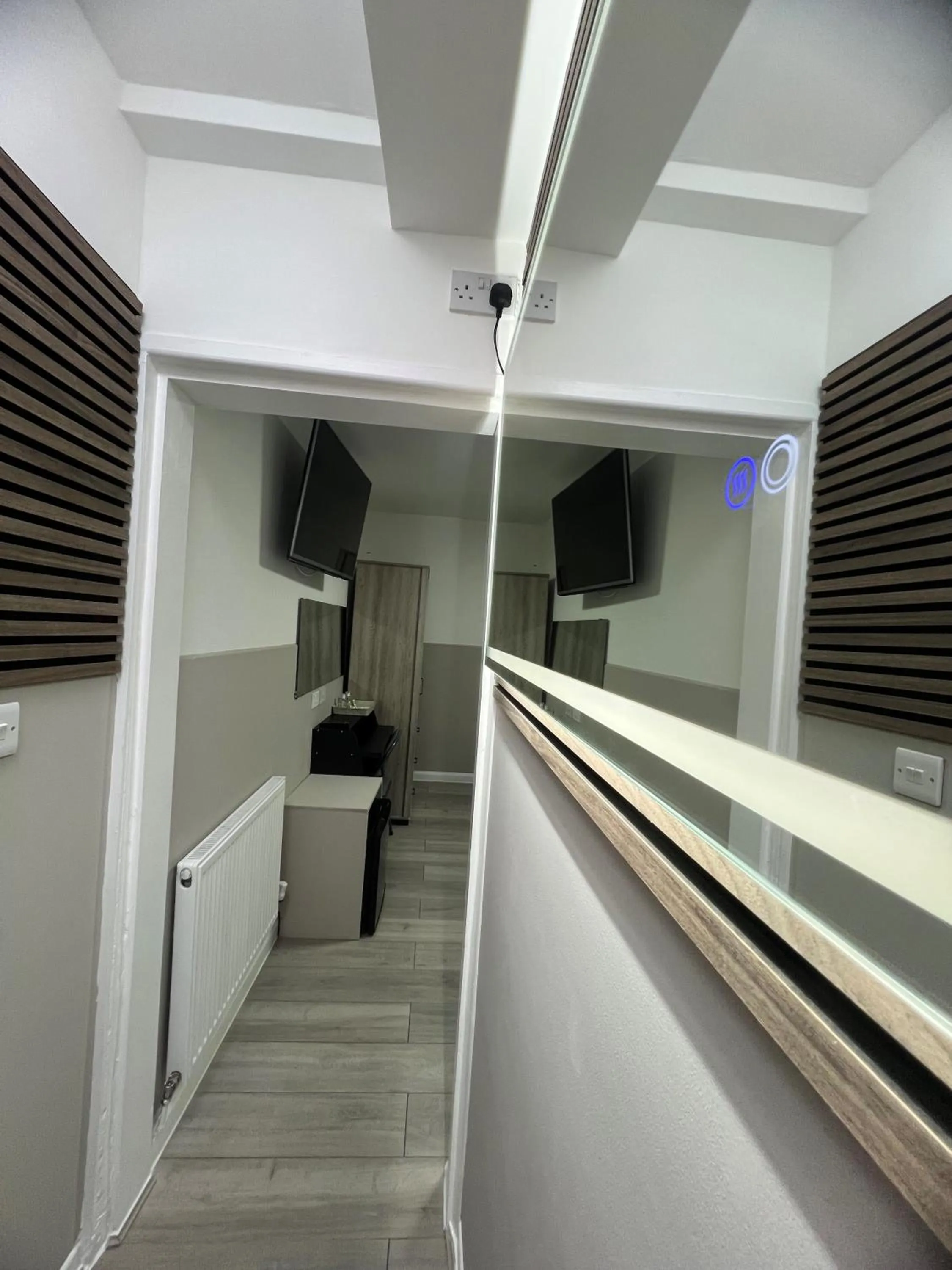 Bedroom in Plaza London Hotel