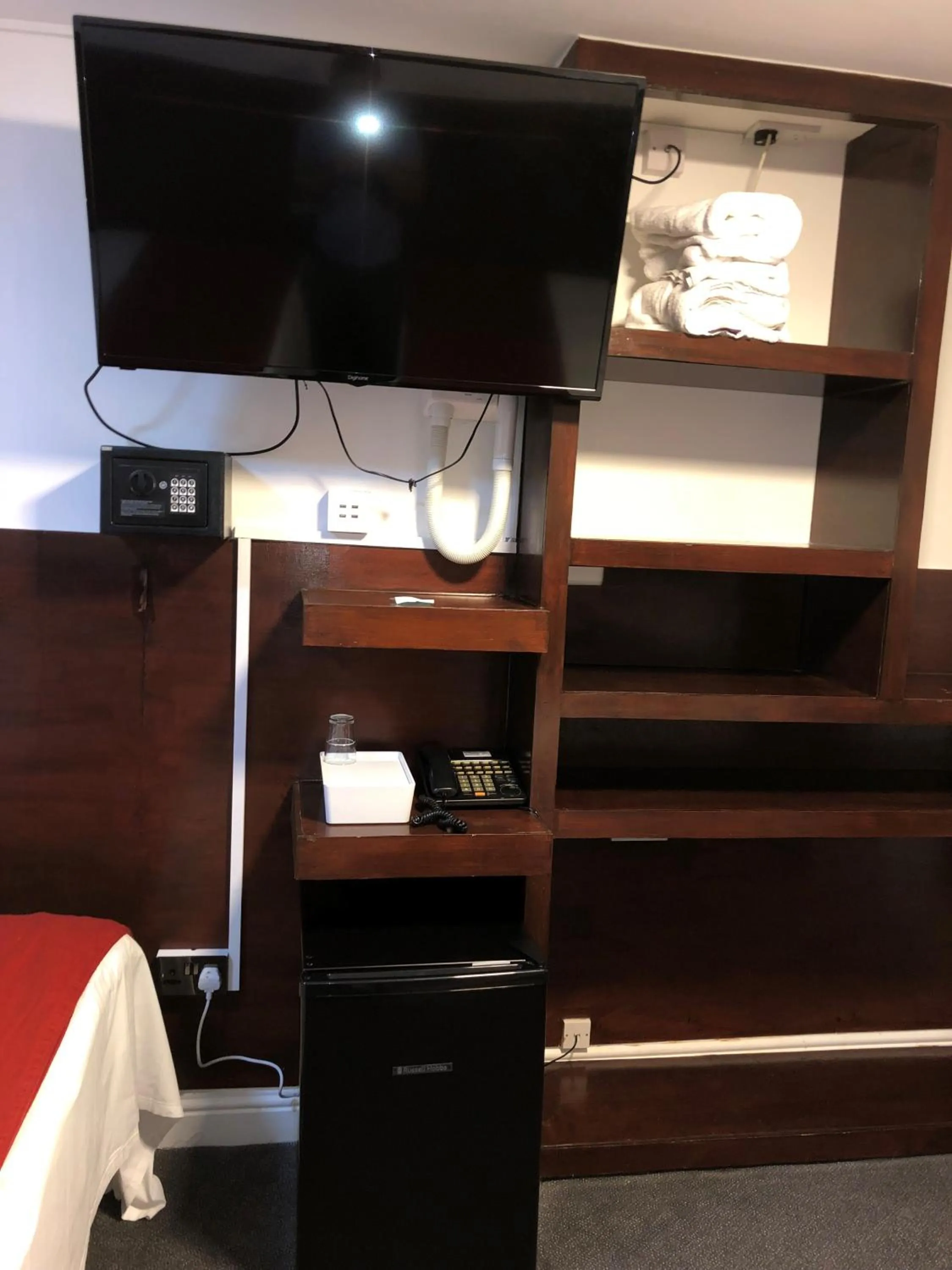 Bedroom, Bed in Plaza London Hotel