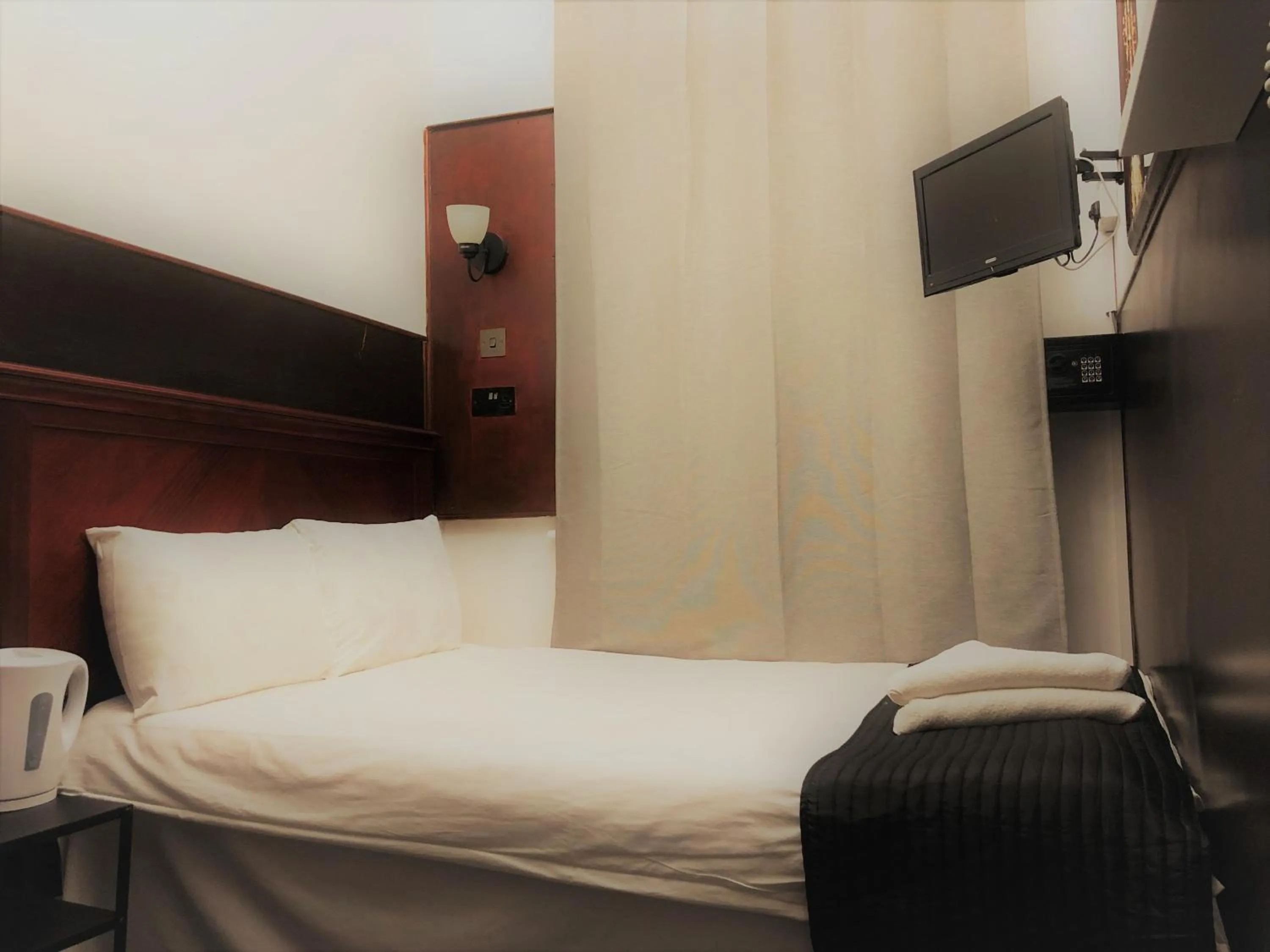 Photo of the whole room, Bed in Plaza London Hotel