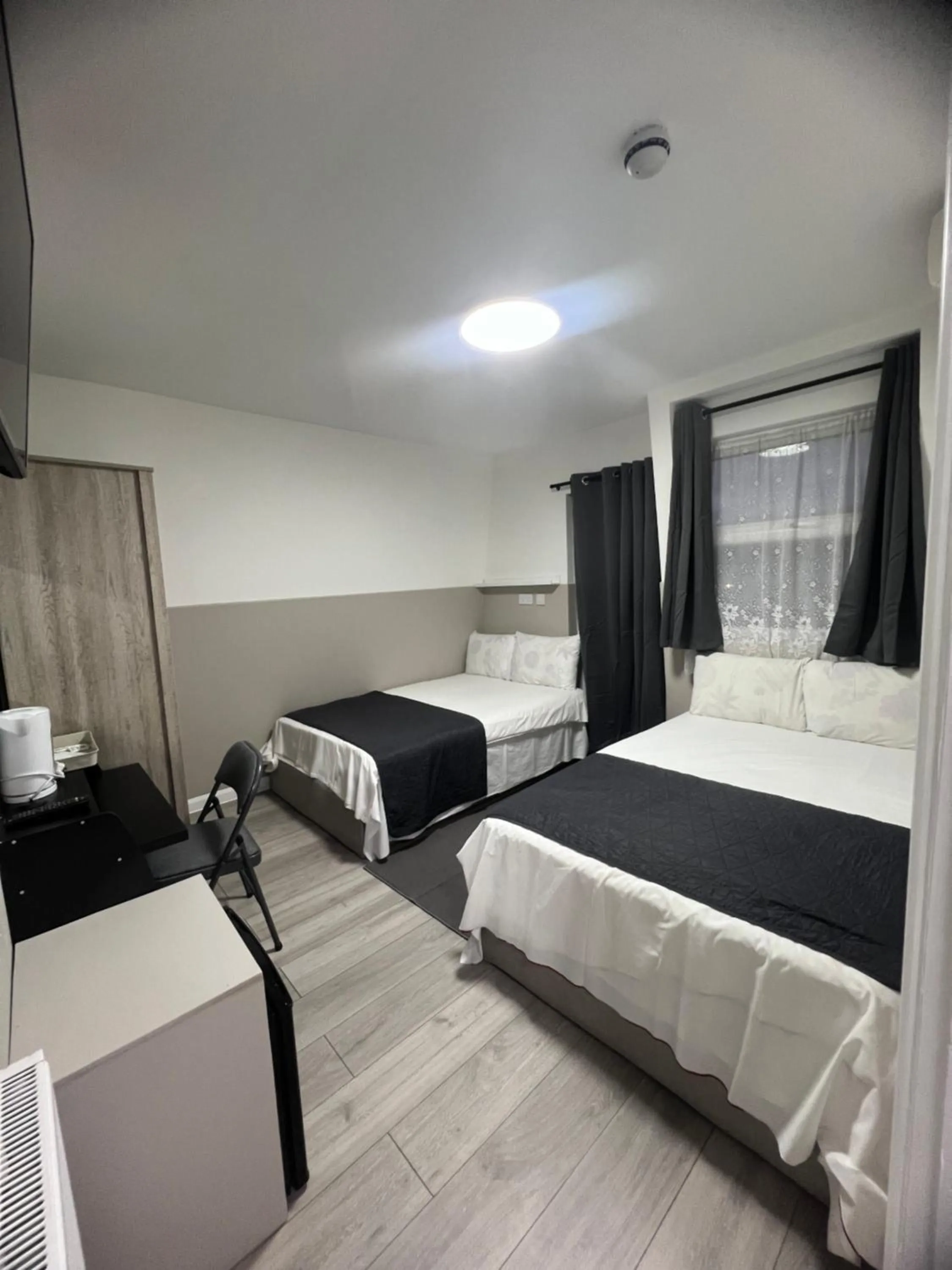 Bedroom, Bed in Plaza London Hotel