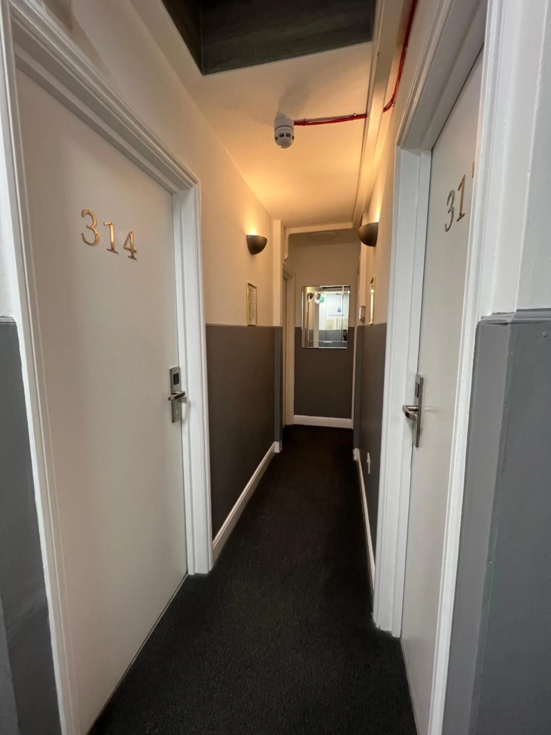 Property building in Plaza London Hotel