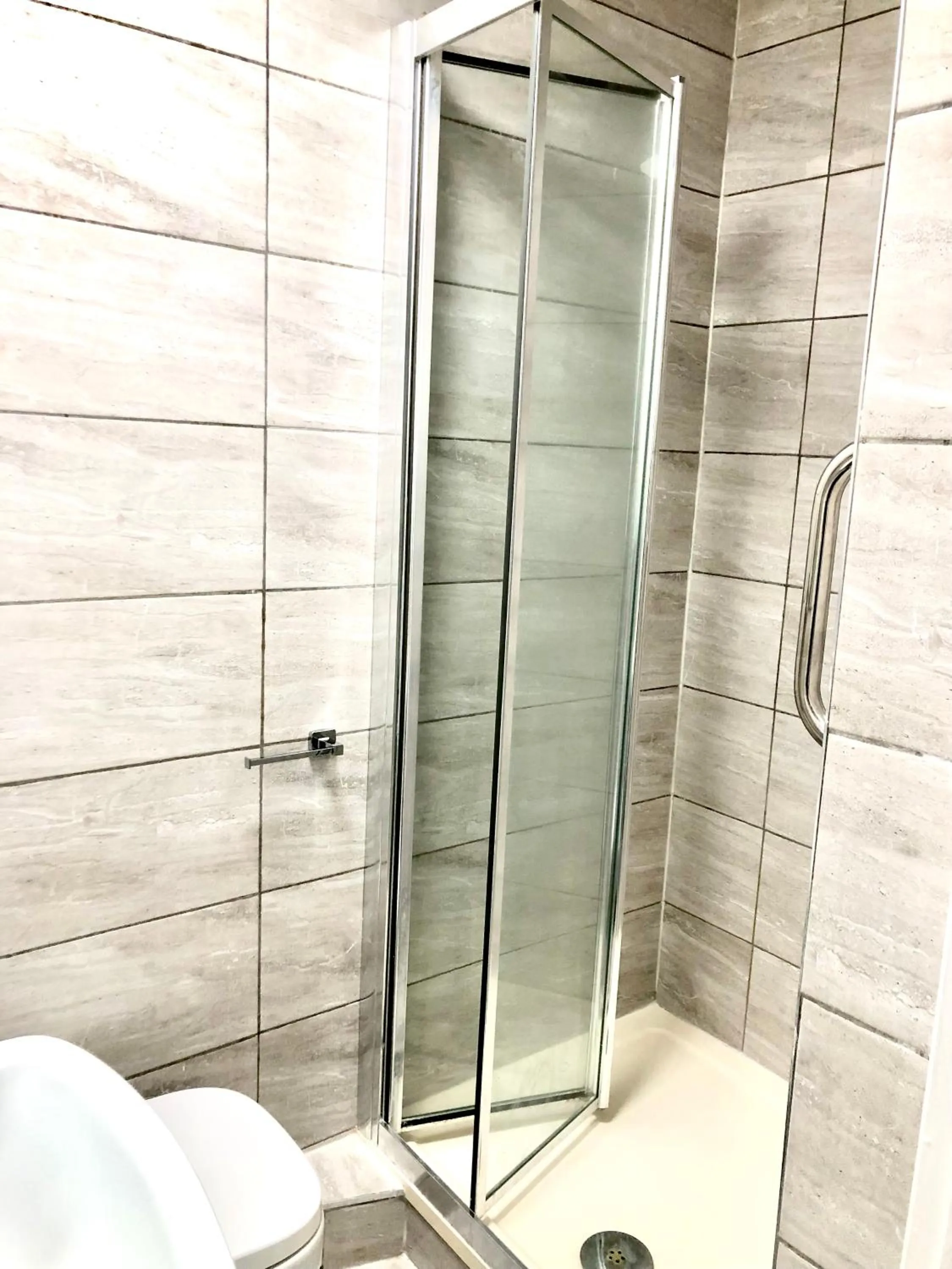 Bedroom in Plaza London Hotel