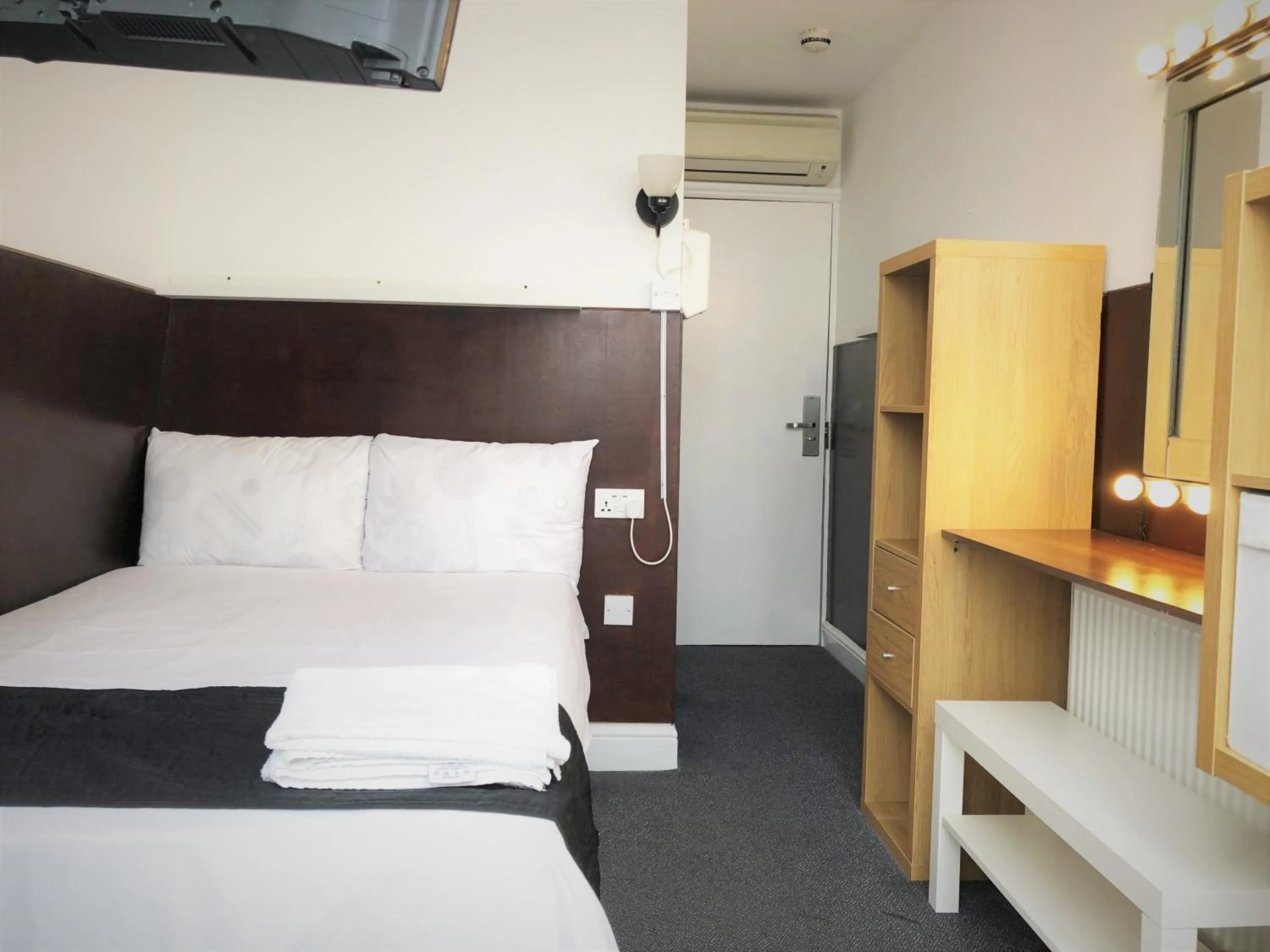 Bedroom, Bed in Plaza London Hotel