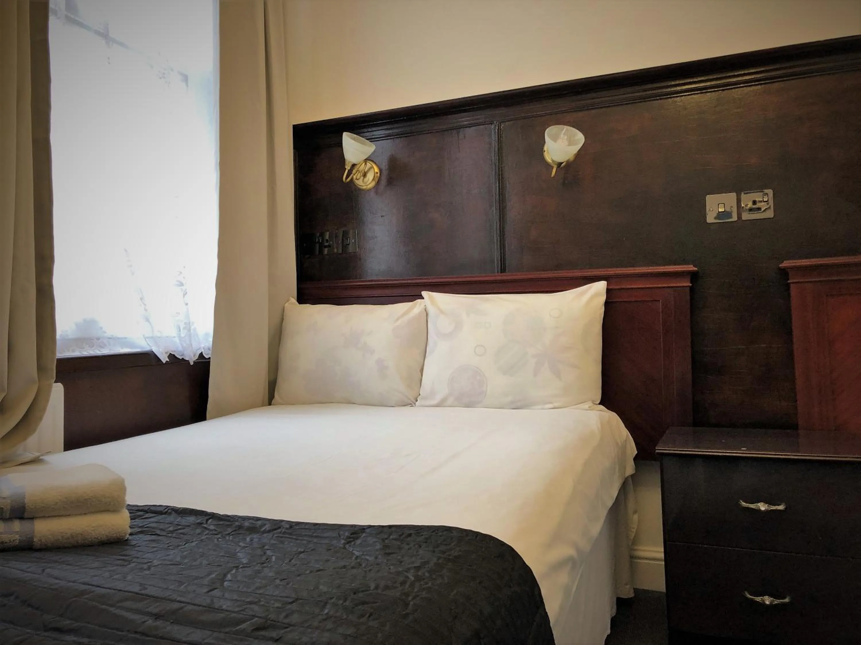 Bed in Plaza London Hotel