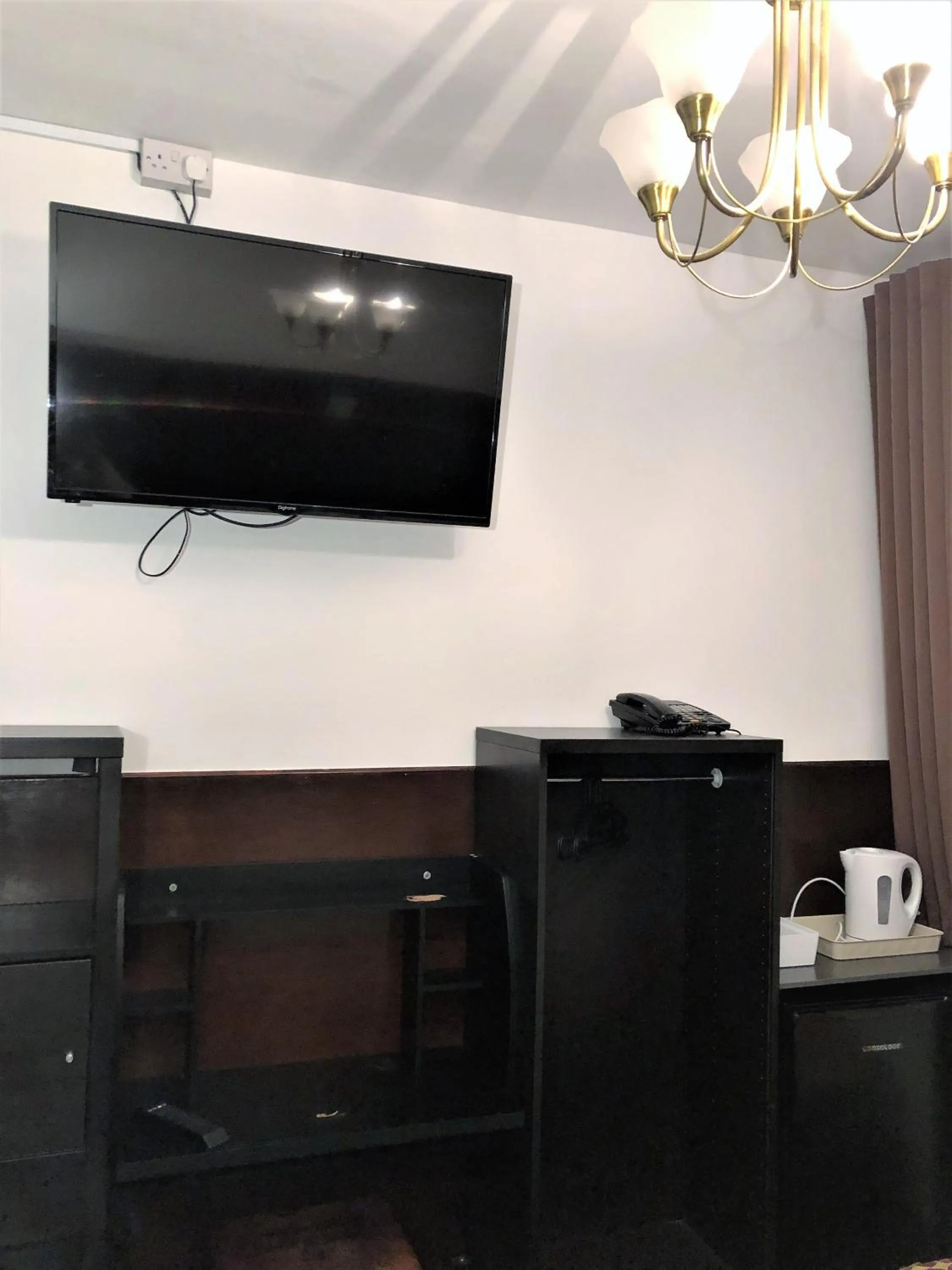 Bedroom in Plaza London Hotel