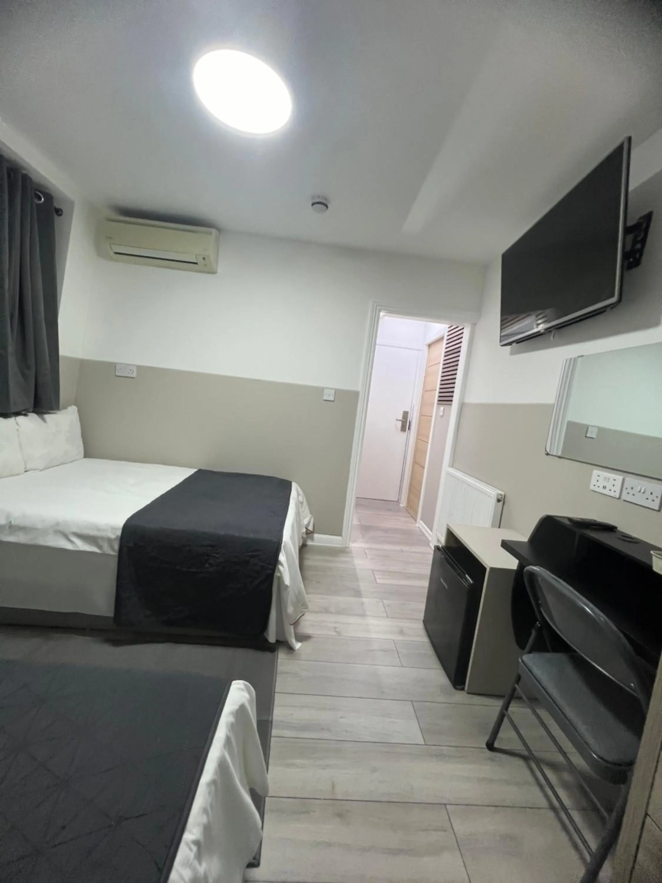 Bedroom, Bed in Plaza London Hotel