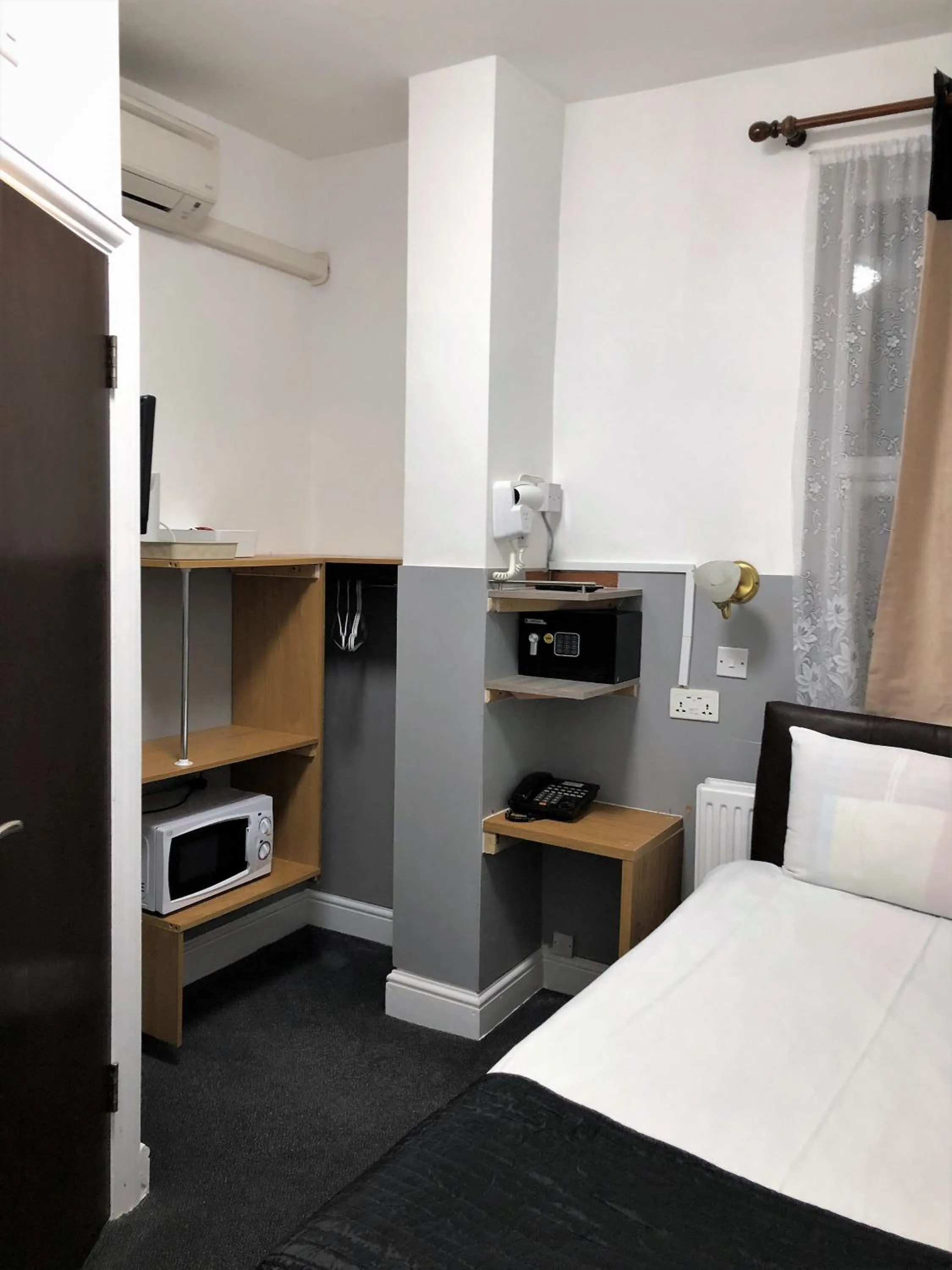 Property building, Bed in Plaza London Hotel