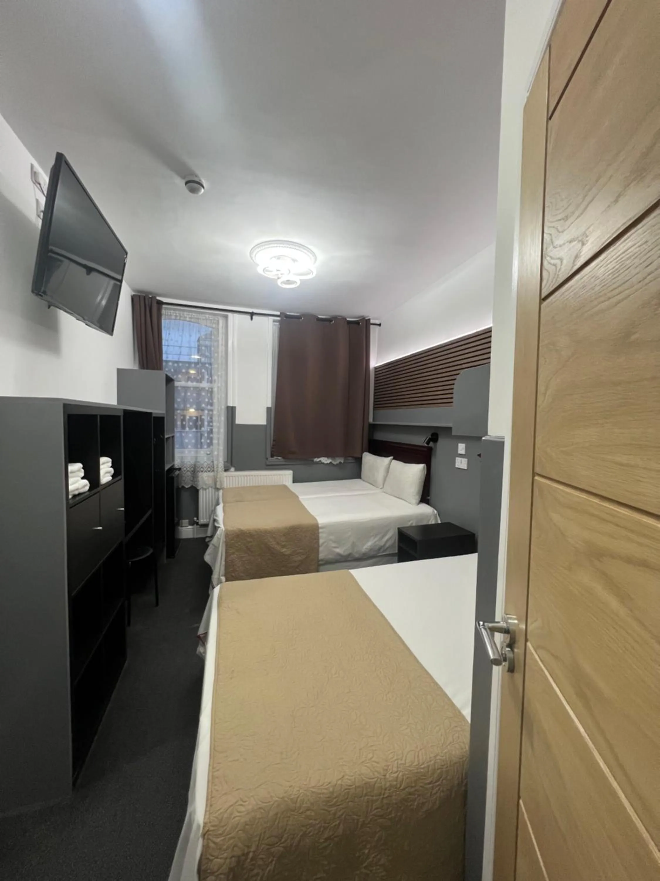 Bedroom, Bed in Plaza London Hotel