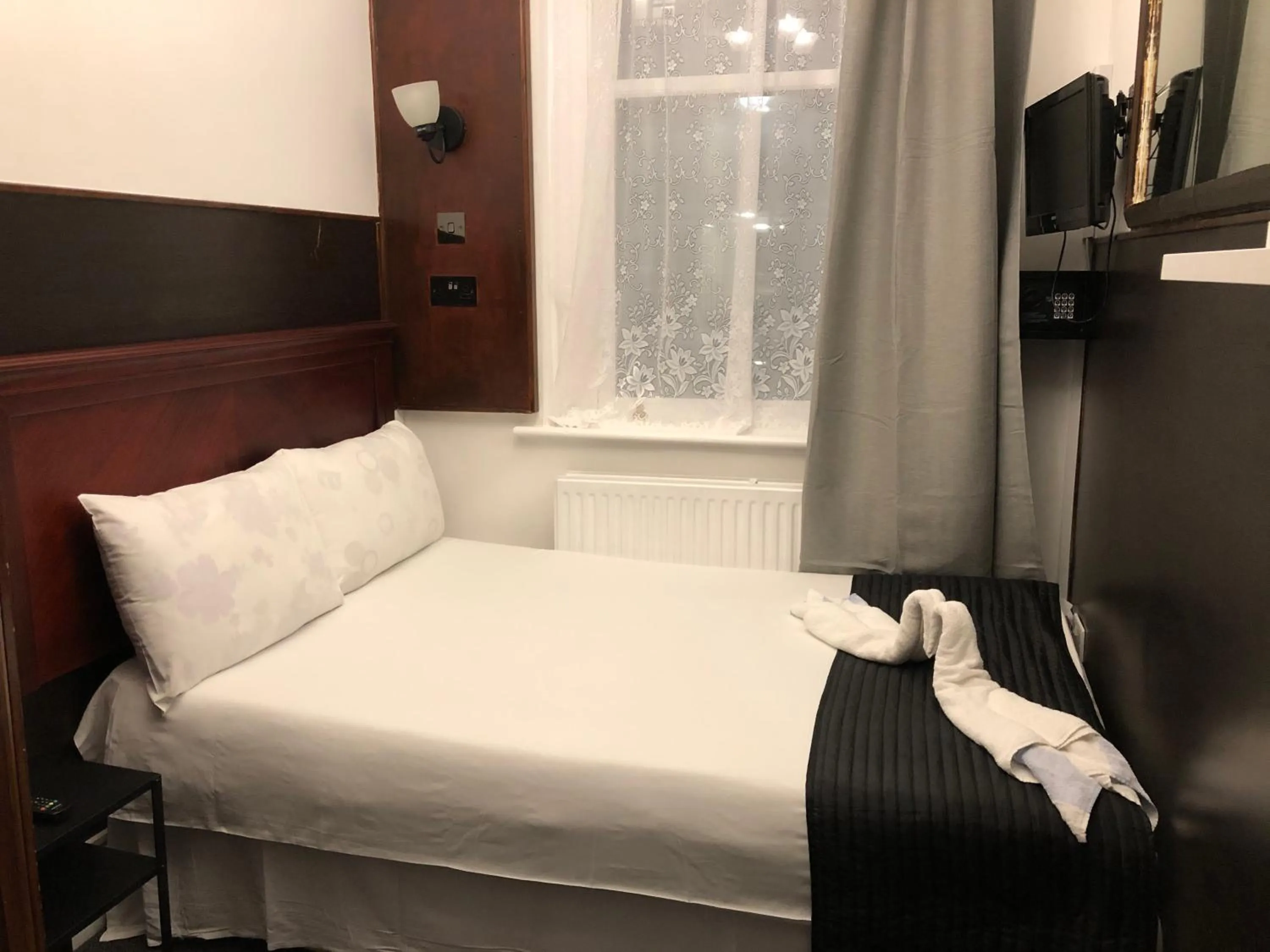 Bed in Plaza London Hotel