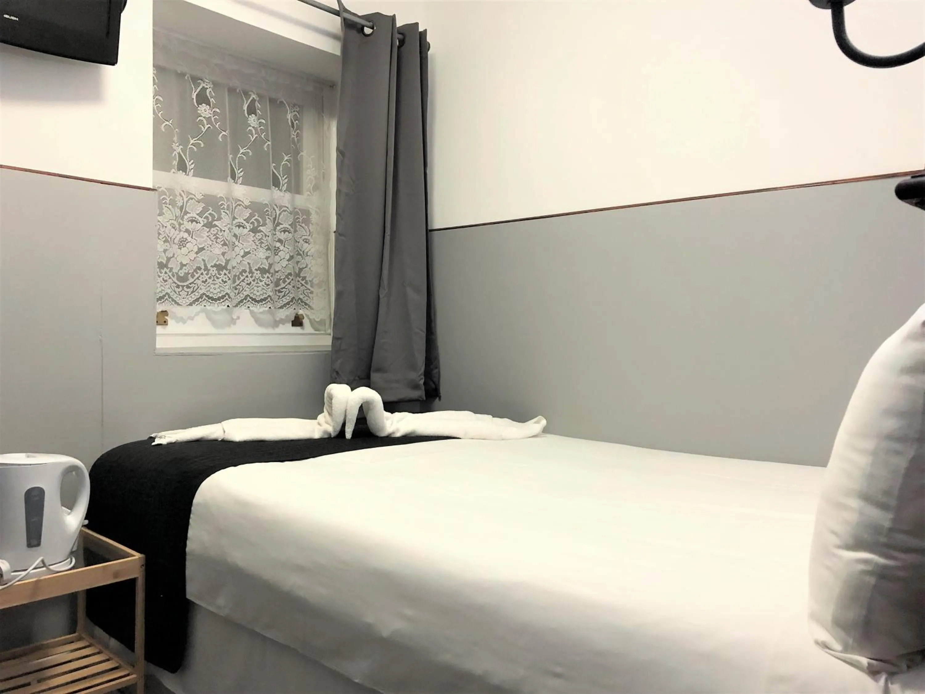 Bed in Plaza London Hotel