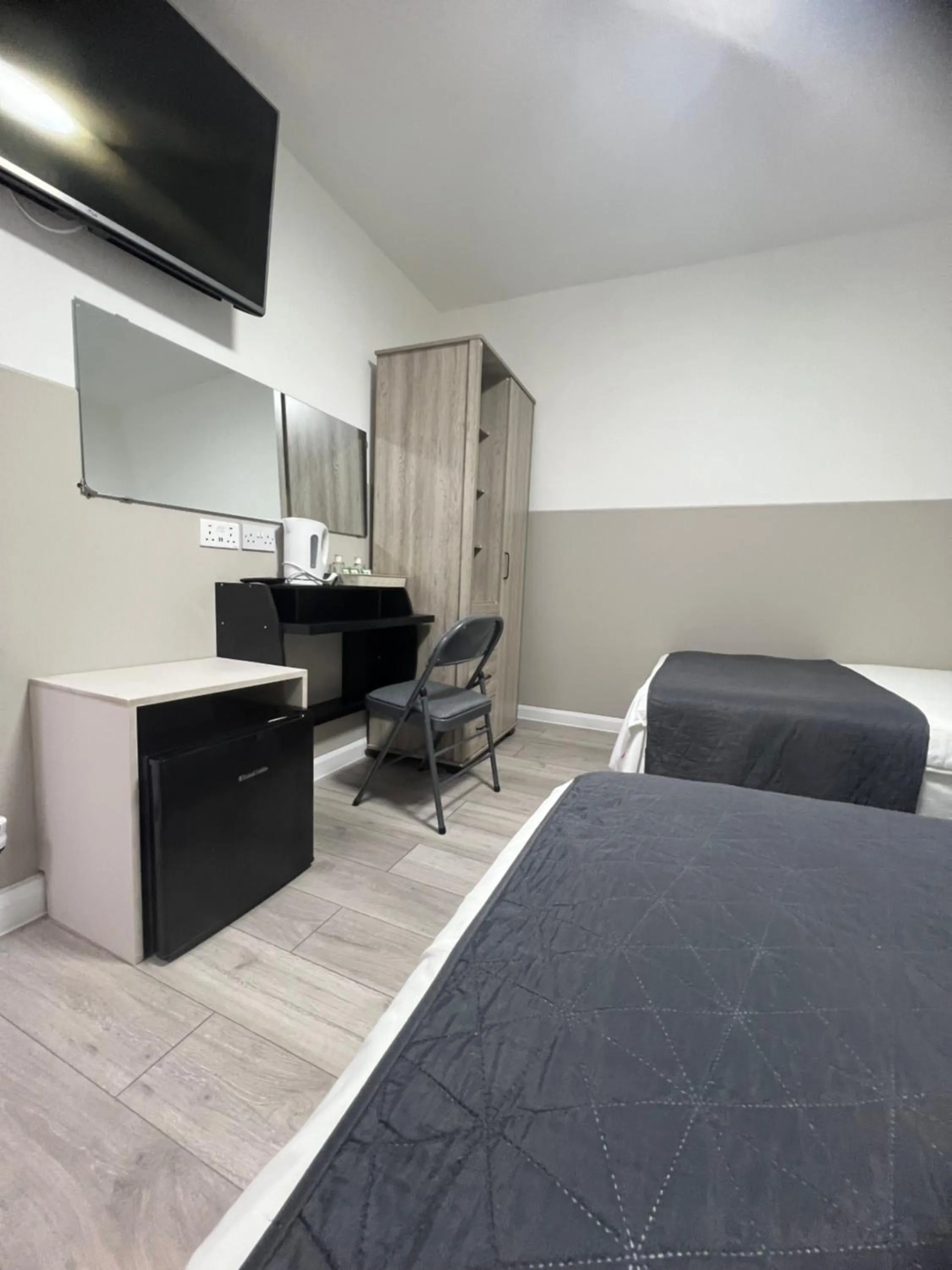 Bedroom, Bed in Plaza London Hotel