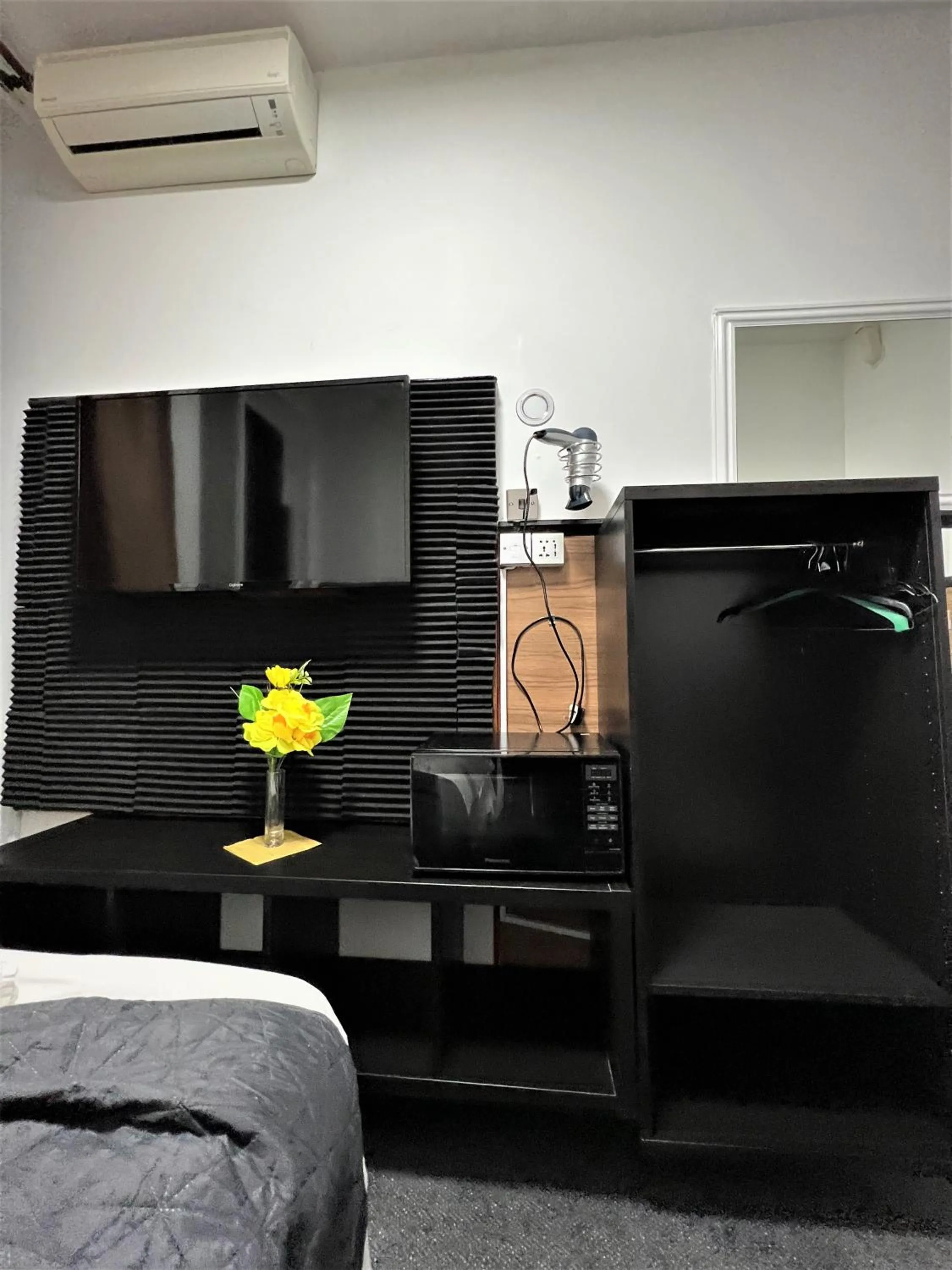 Bedroom, Bed in Plaza London Hotel