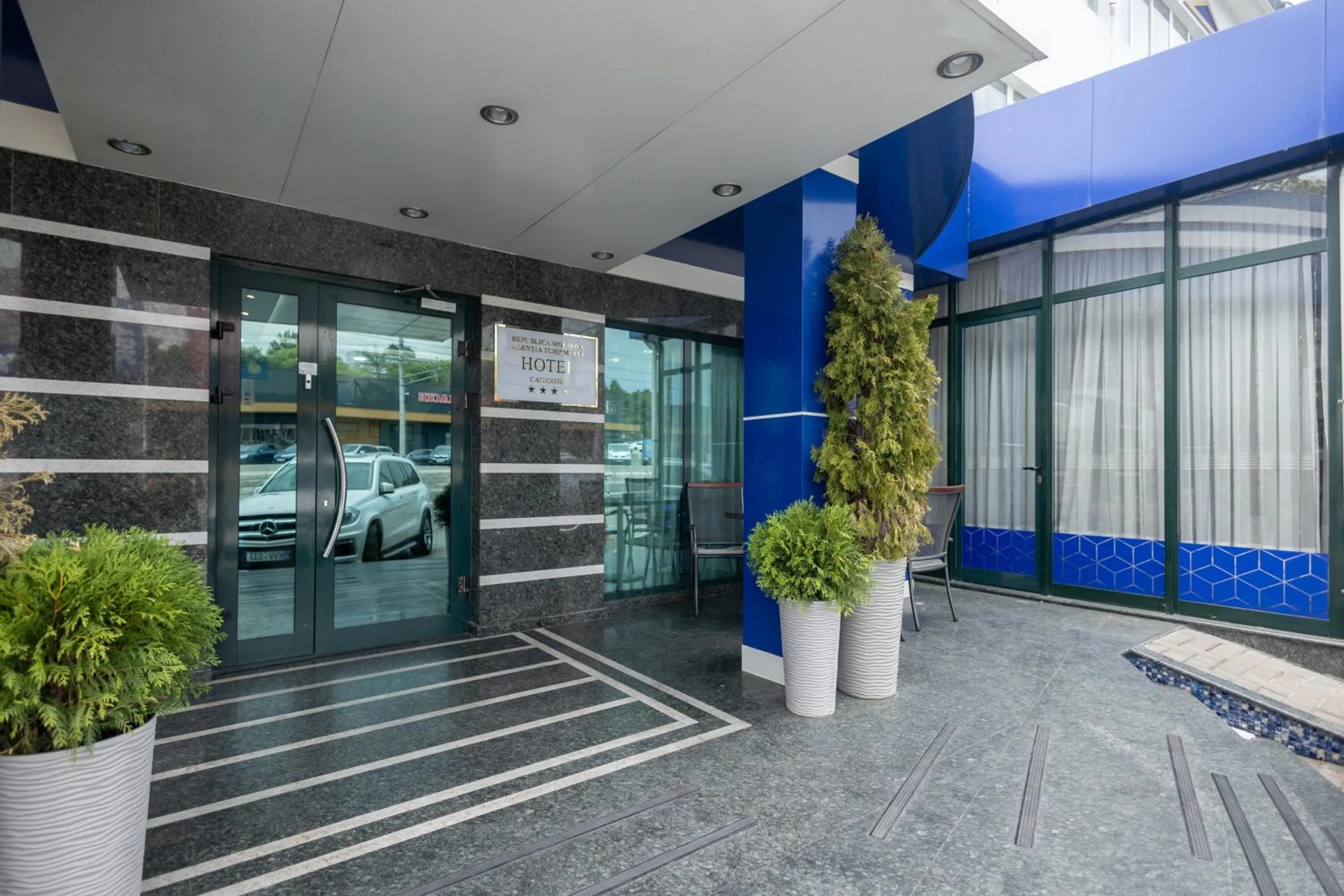 Facade/entrance in IRIS Hotel