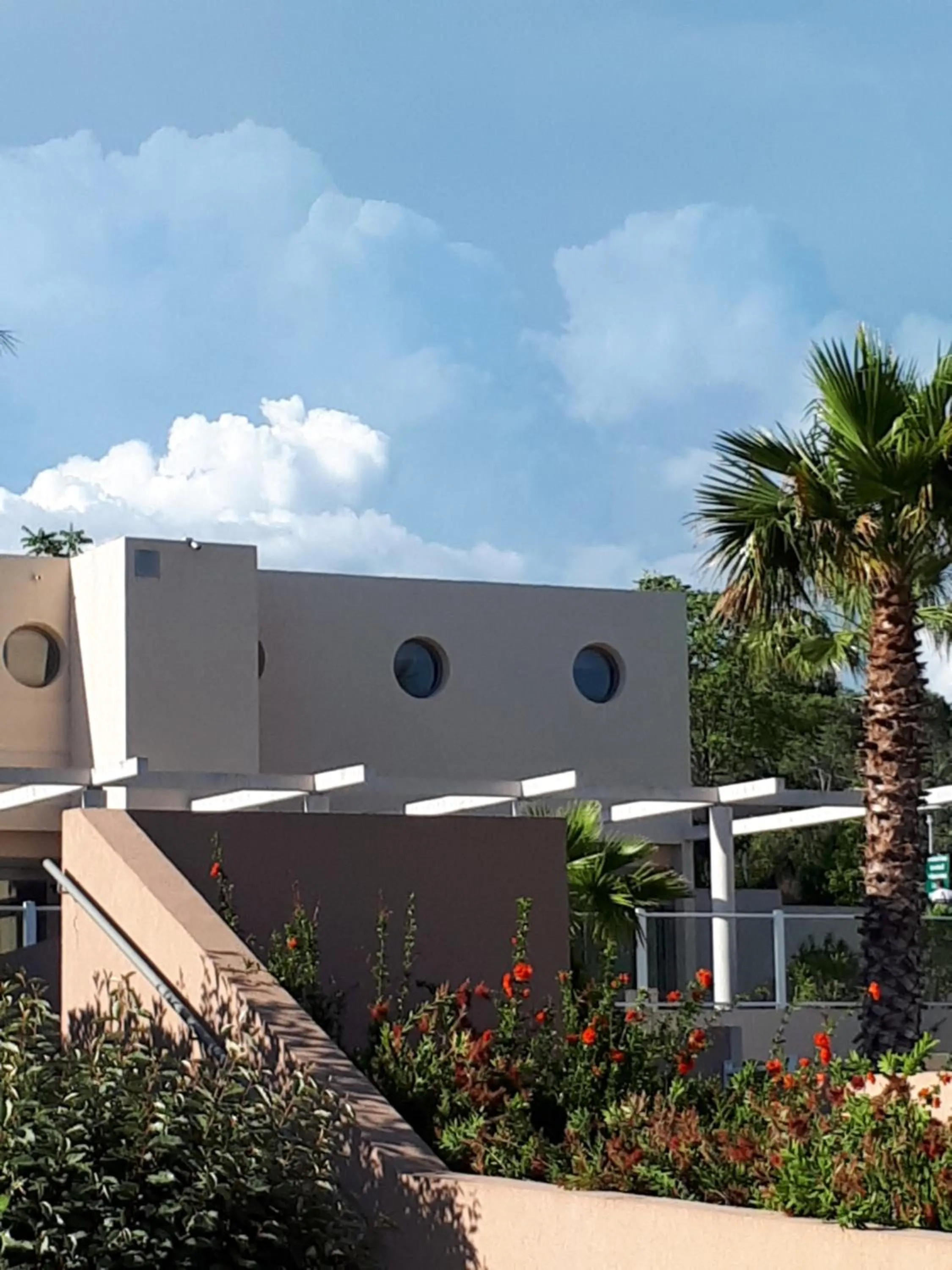 Facade/entrance in Les Parasols d'Argens