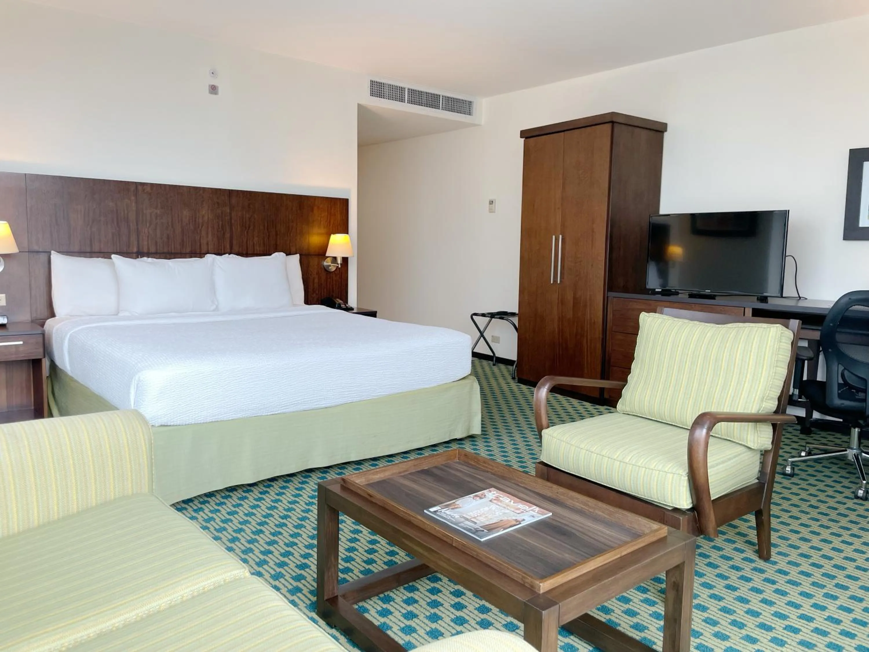 Bedroom, Bed in Courtyard by Marriott Guayaquil