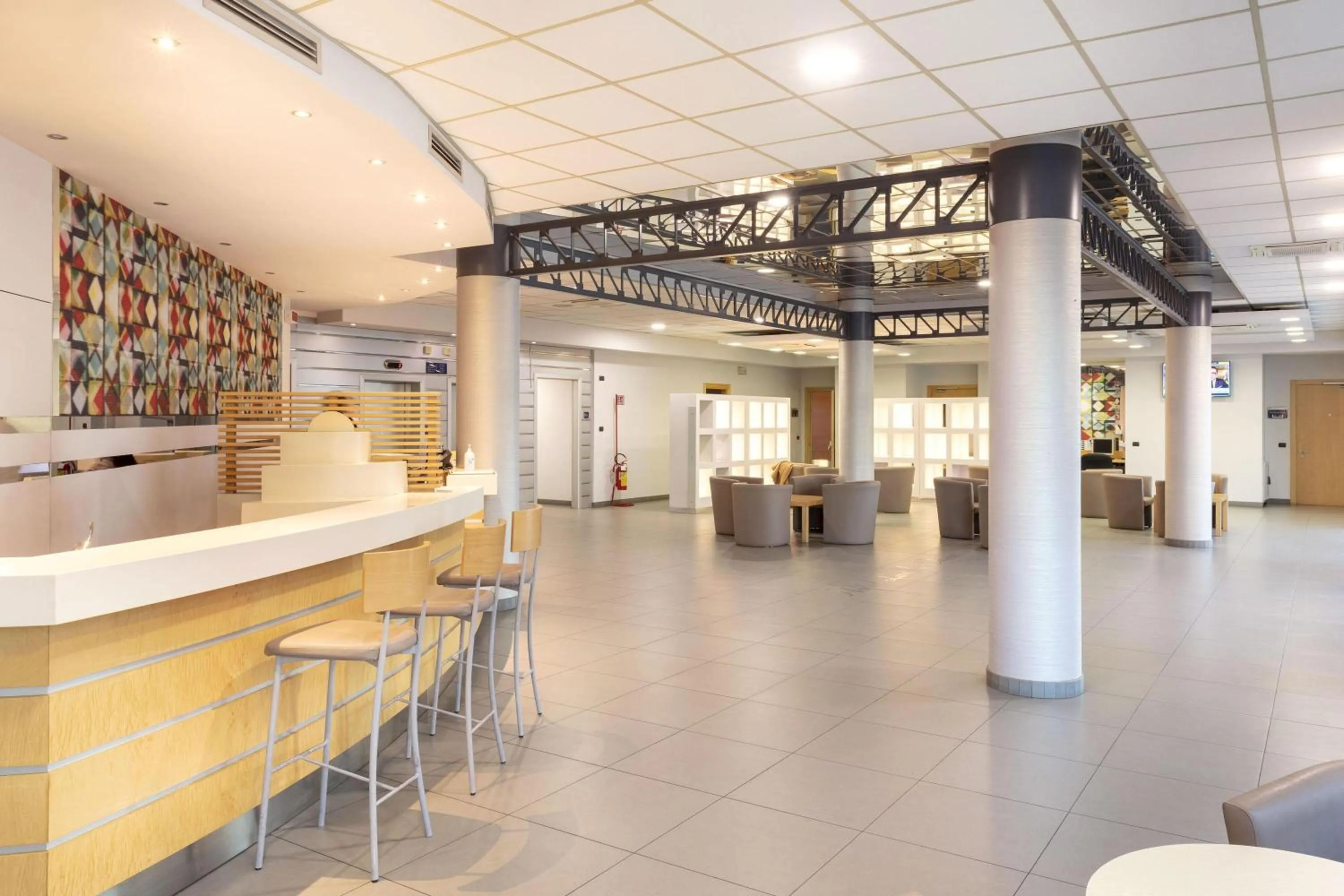 Lounge or bar in B&B Hotel Cherasco Langhe