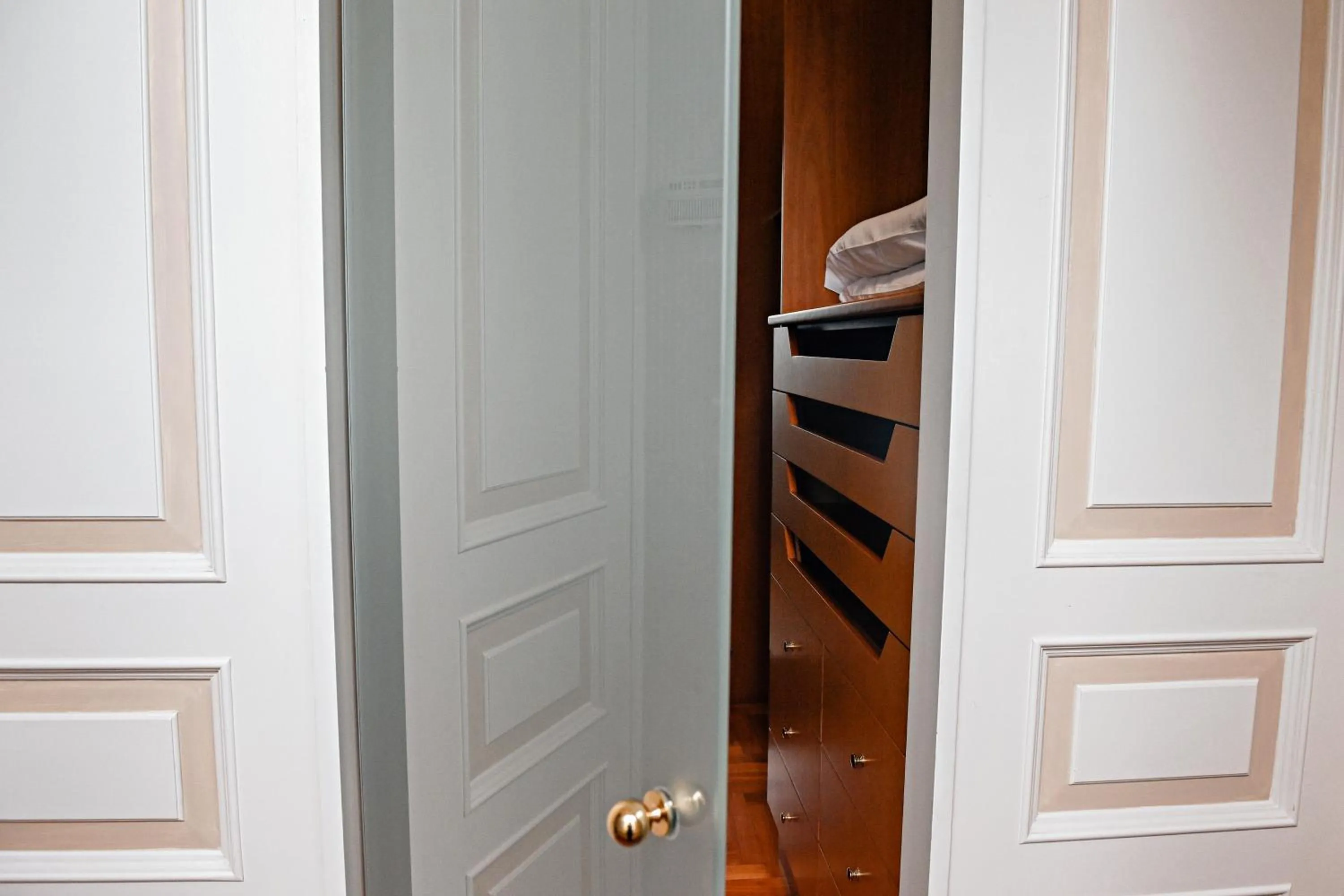 wardrobe in Al centro Luxury Home