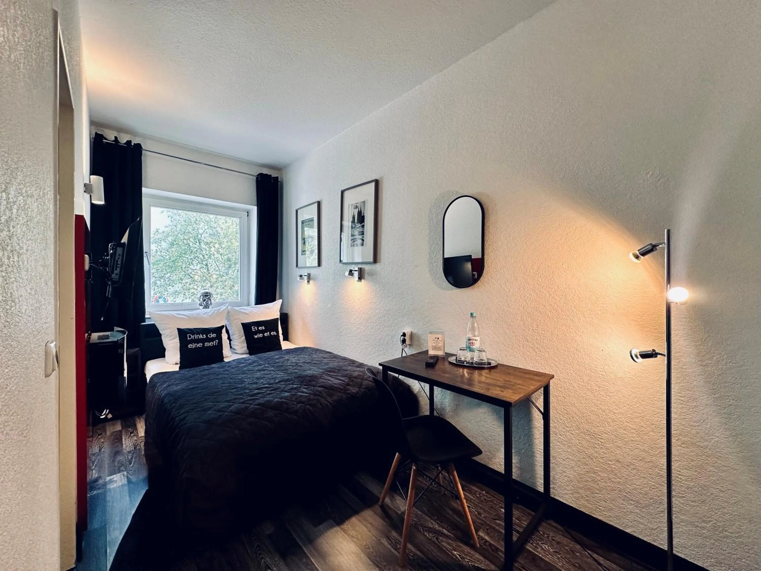 Bed in Hotel Alt Deutz City-Messe-Arena KONTAKTLOSER SELF CHECK-IN