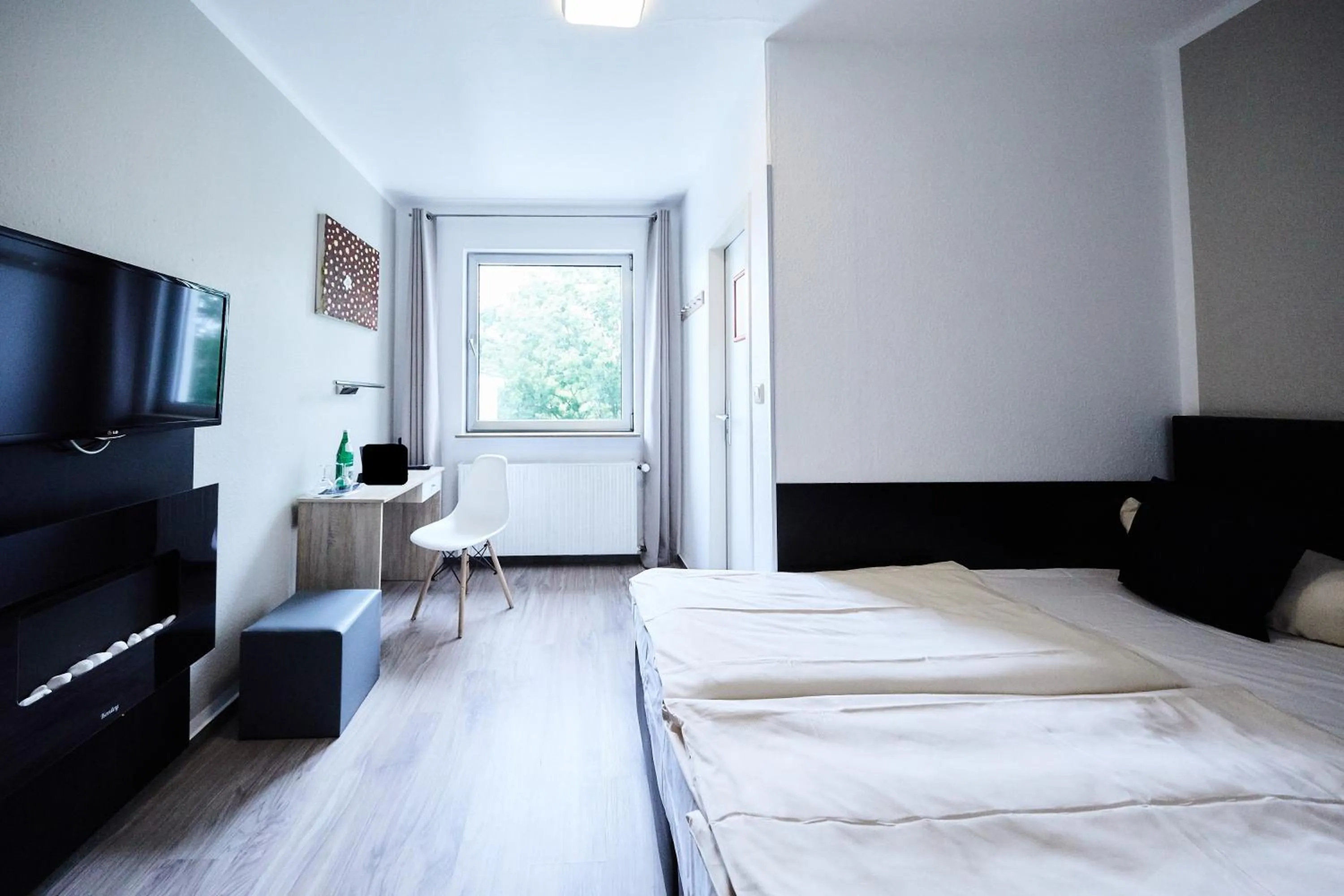 Bed in Hotel Alt Deutz City-Messe-Arena KONTAKTLOSER SELF CHECK-IN