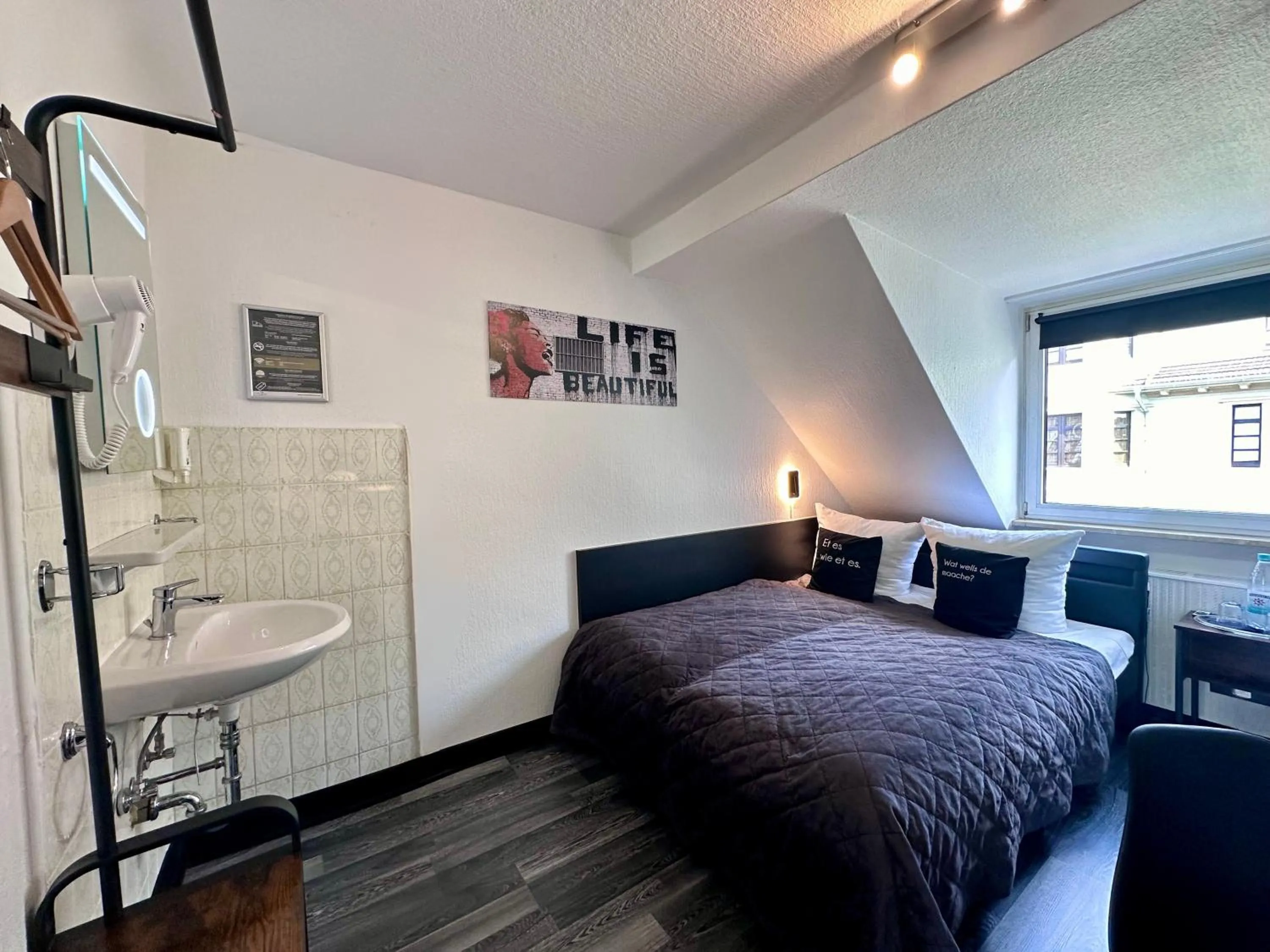 Bed in Hotel Alt Deutz City-Messe-Arena KONTAKTLOSER SELF CHECK-IN