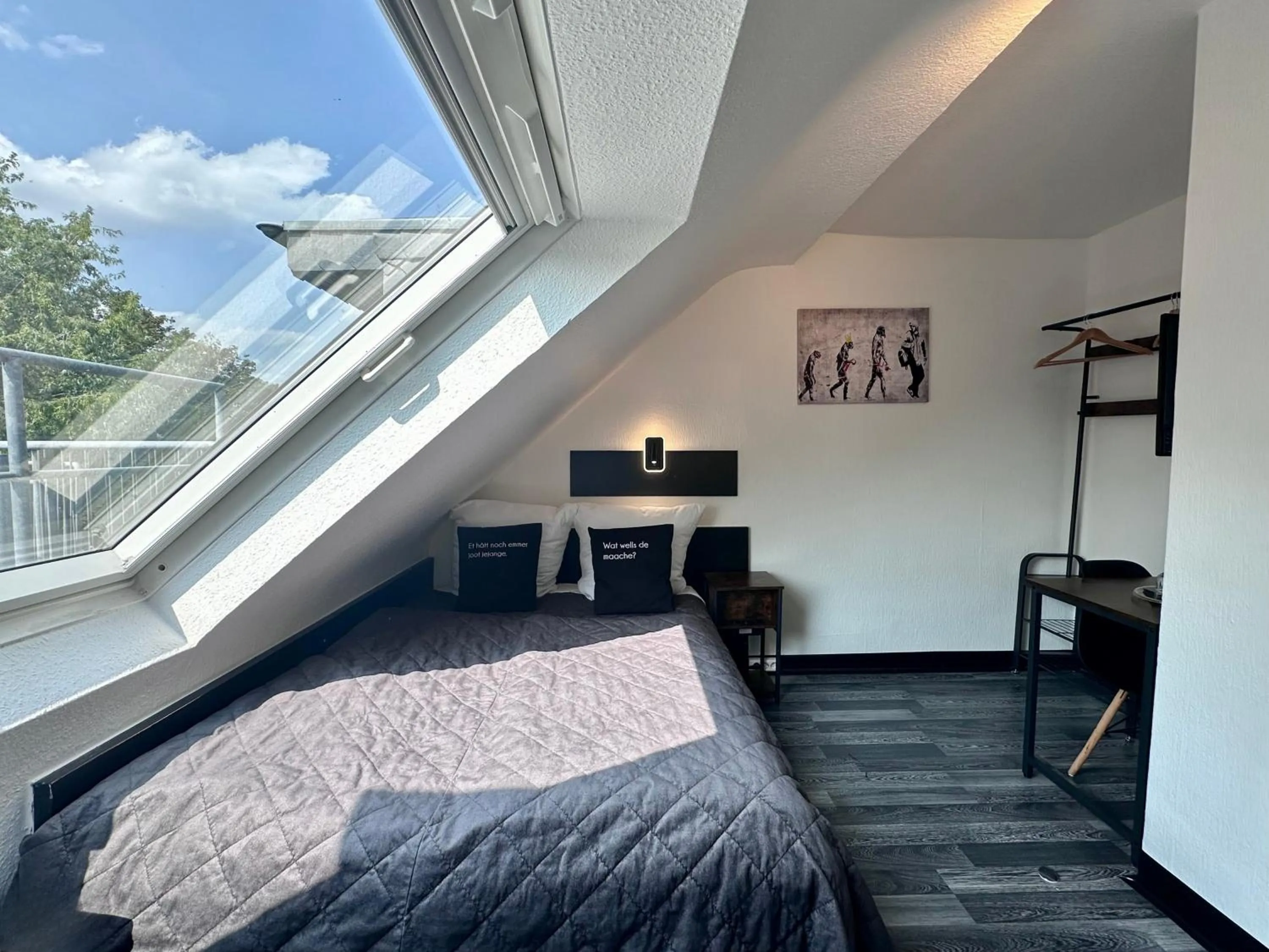 Photo of the whole room, Bed in Hotel Alt Deutz City-Messe-Arena KONTAKTLOSER SELF CHECK-IN