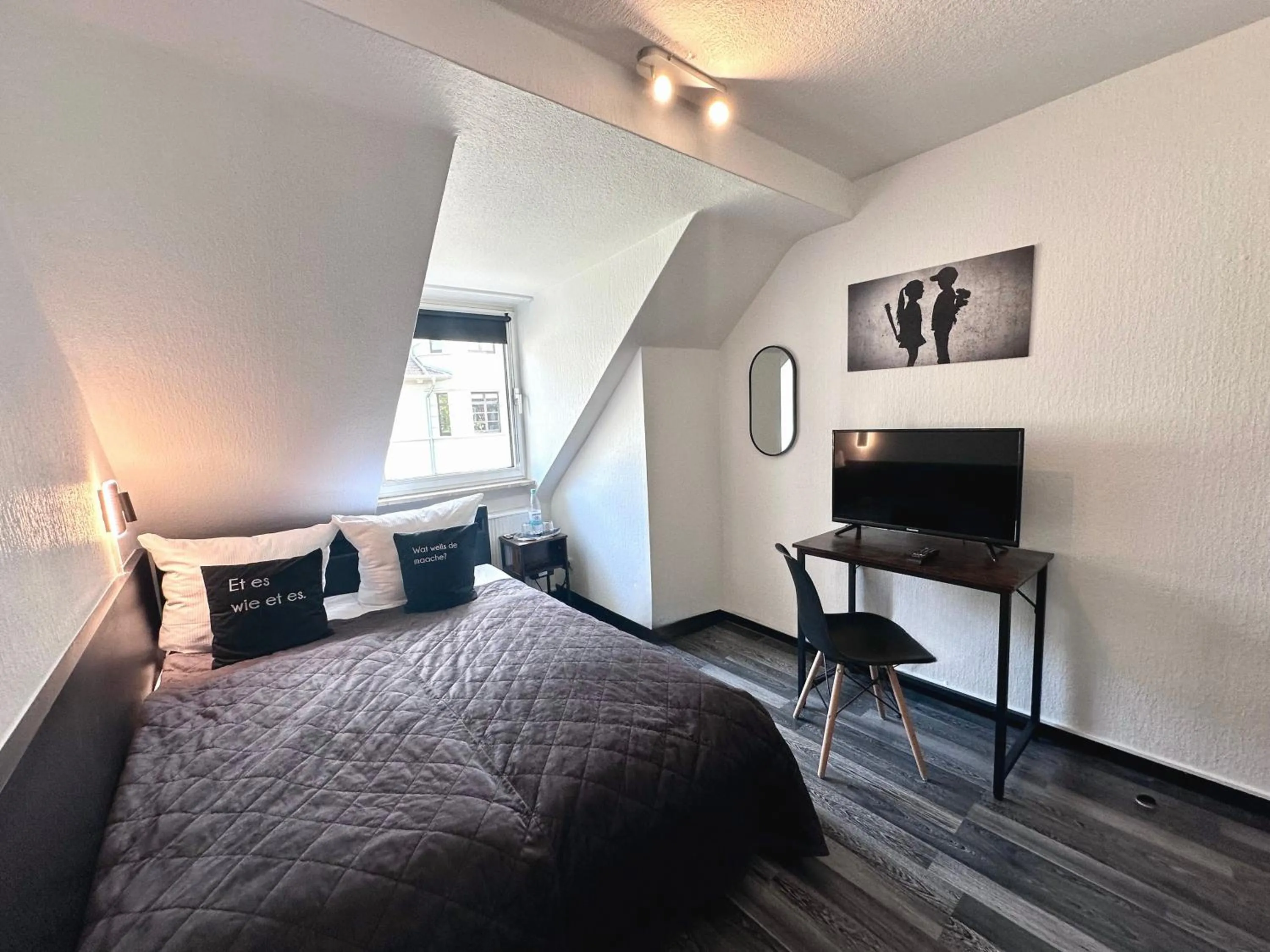 Bed in Hotel Alt Deutz City-Messe-Arena KONTAKTLOSER SELF CHECK-IN