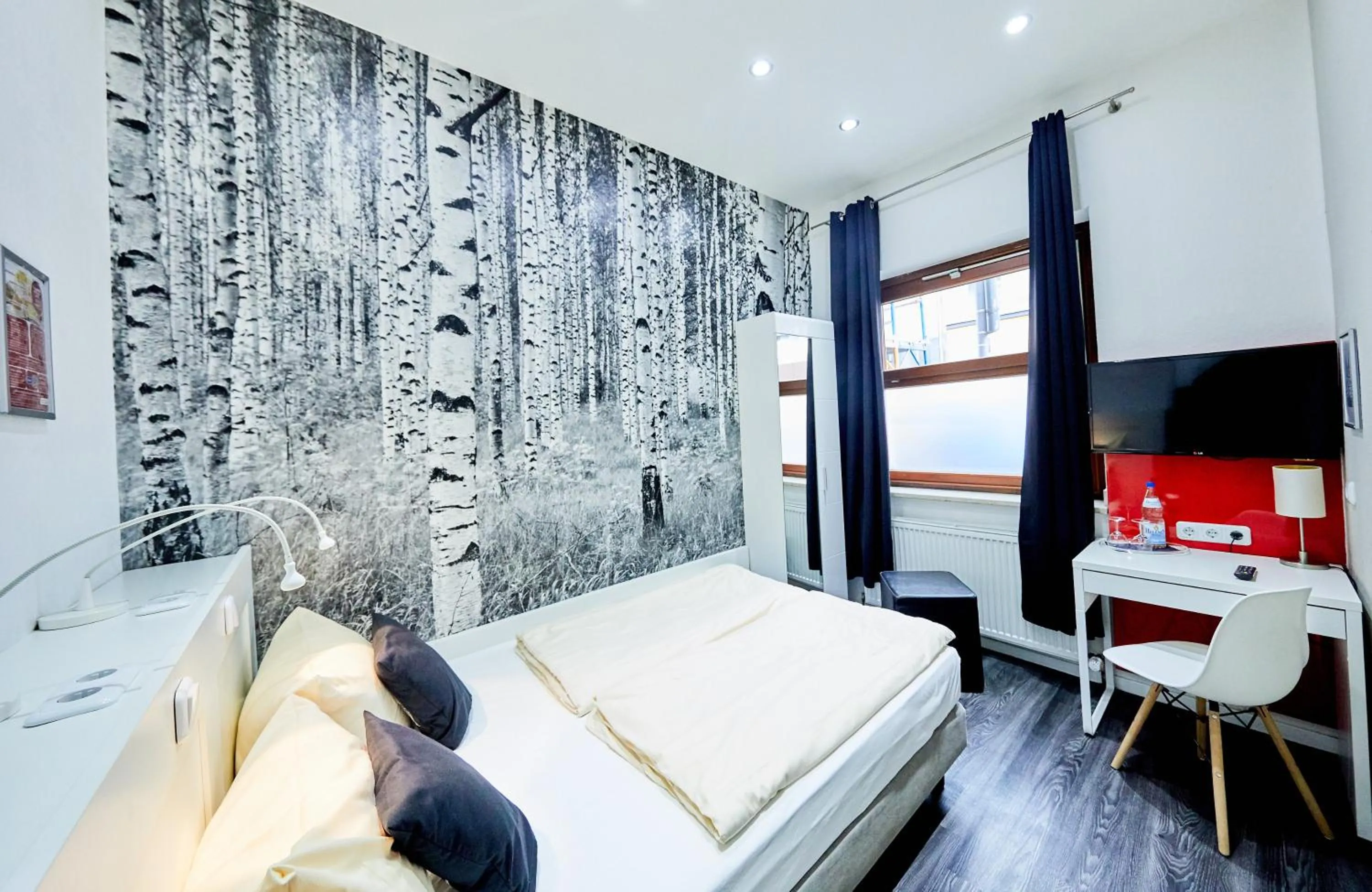 Photo of the whole room, Bed in Hotel Alt Deutz City-Messe-Arena KONTAKTLOSER SELF CHECK-IN