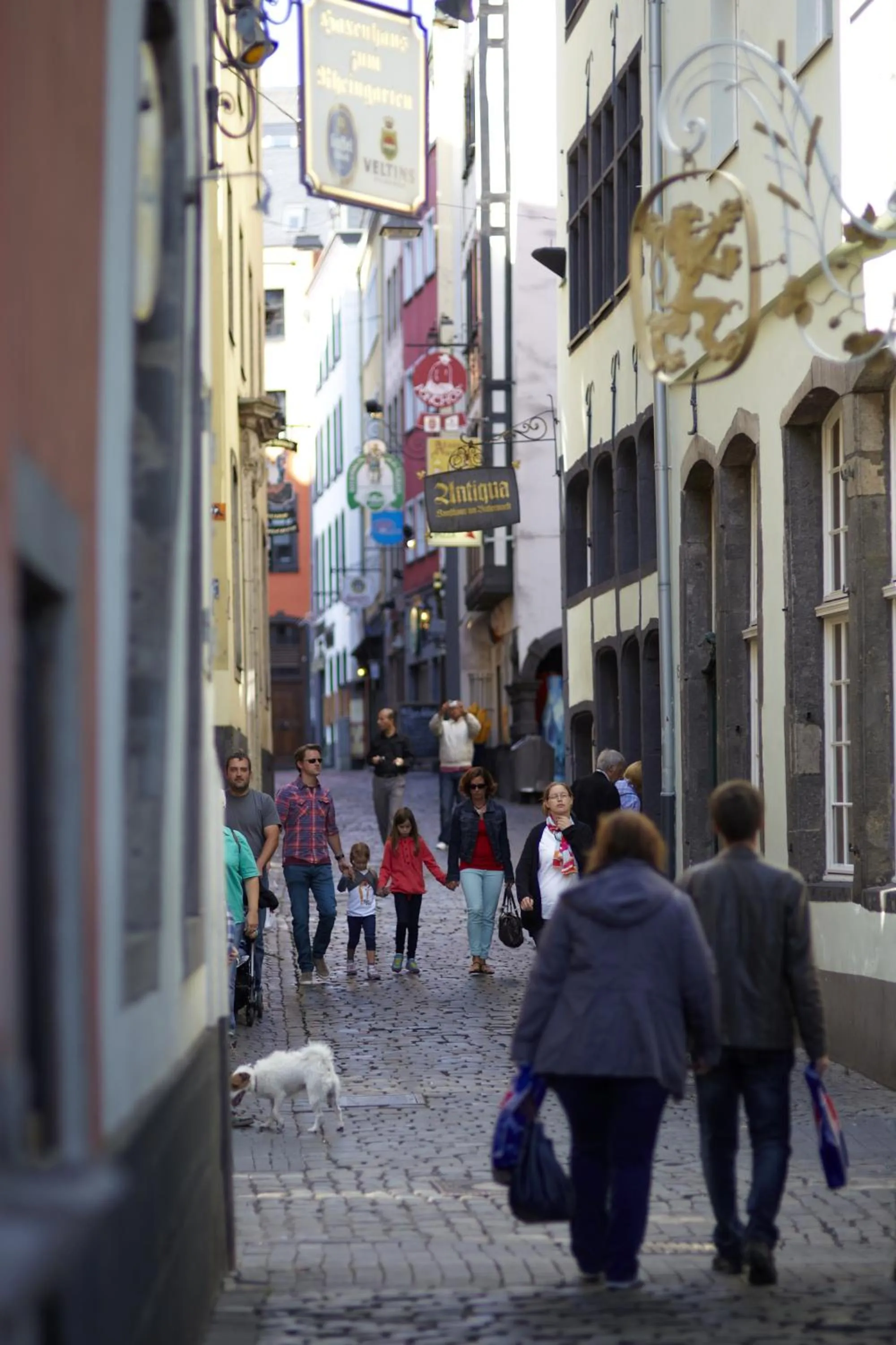 People in Hotel Alt Deutz City-Messe-Arena KONTAKTLOSER SELF CHECK-IN