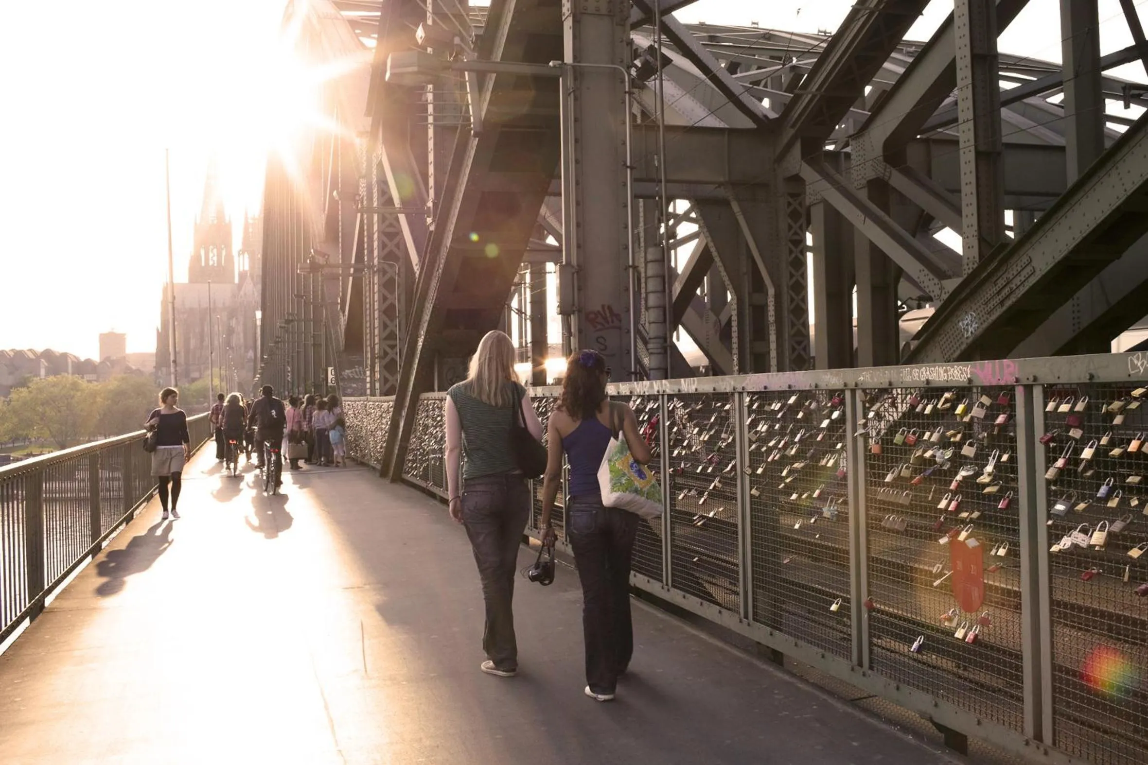 People in Hotel Alt Deutz City-Messe-Arena KONTAKTLOSER SELF CHECK-IN