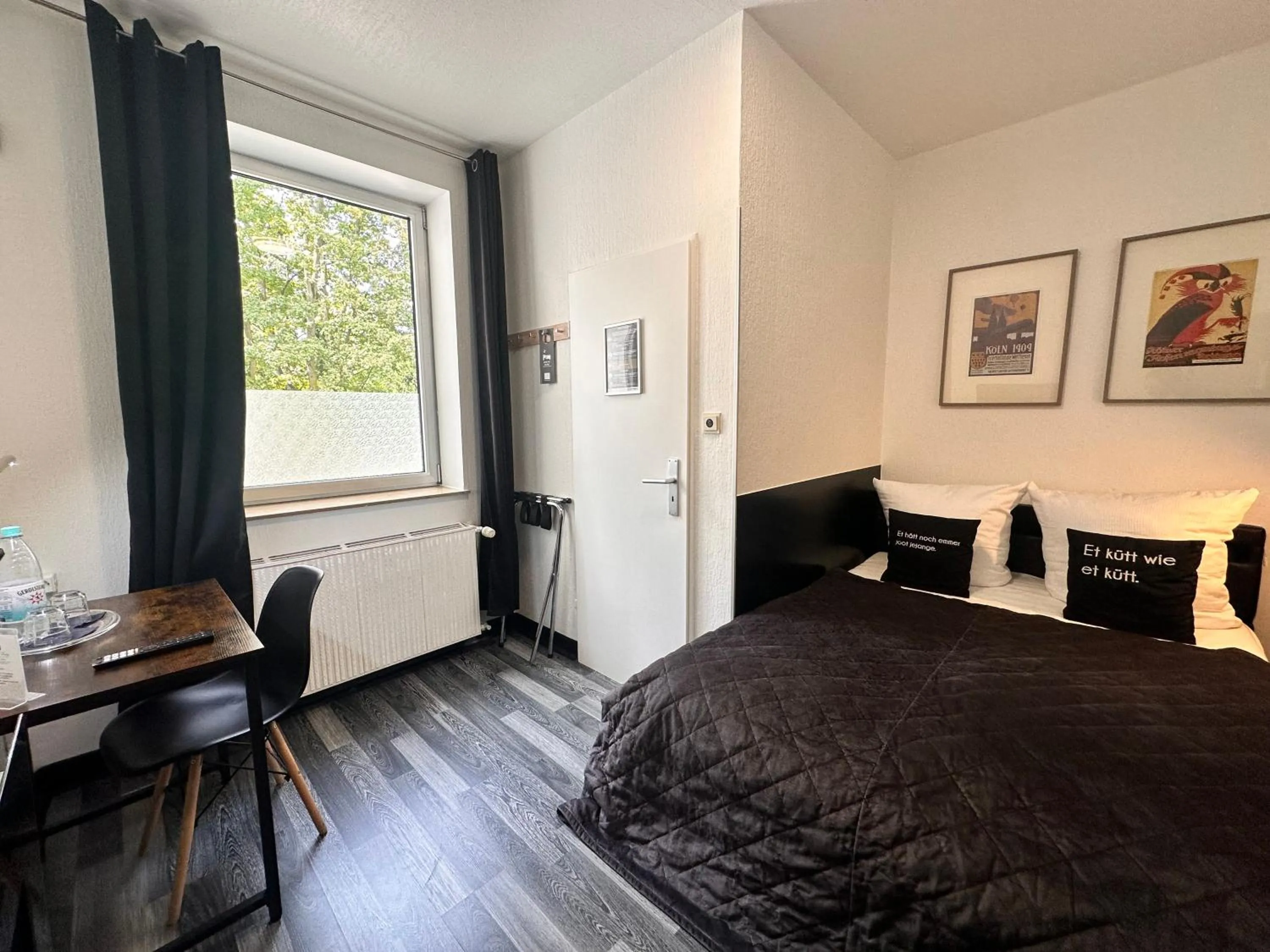 Bed in Hotel Alt Deutz City-Messe-Arena KONTAKTLOSER SELF CHECK-IN