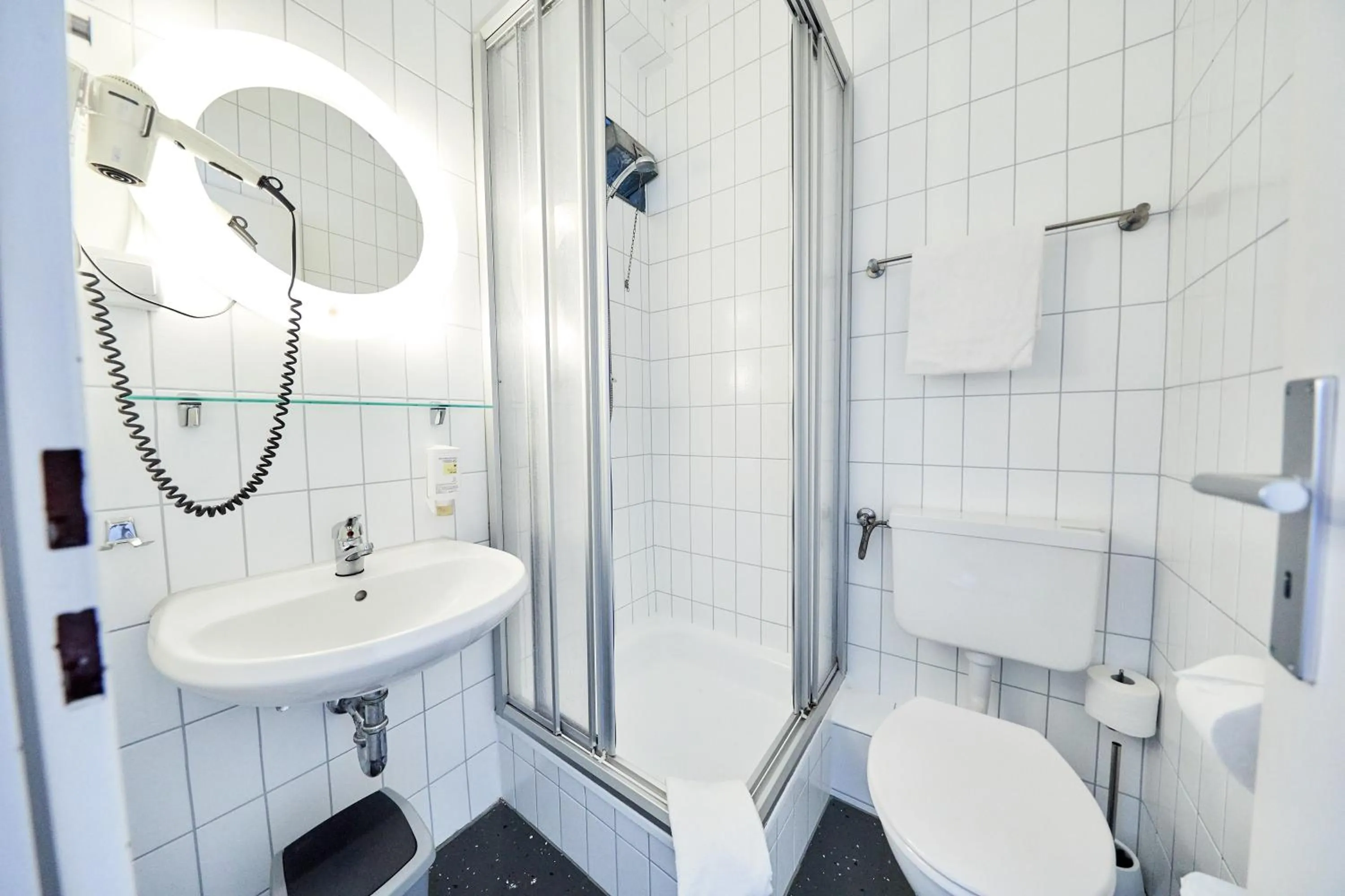 Shower in Hotel Alt Deutz City-Messe-Arena KONTAKTLOSER SELF CHECK-IN