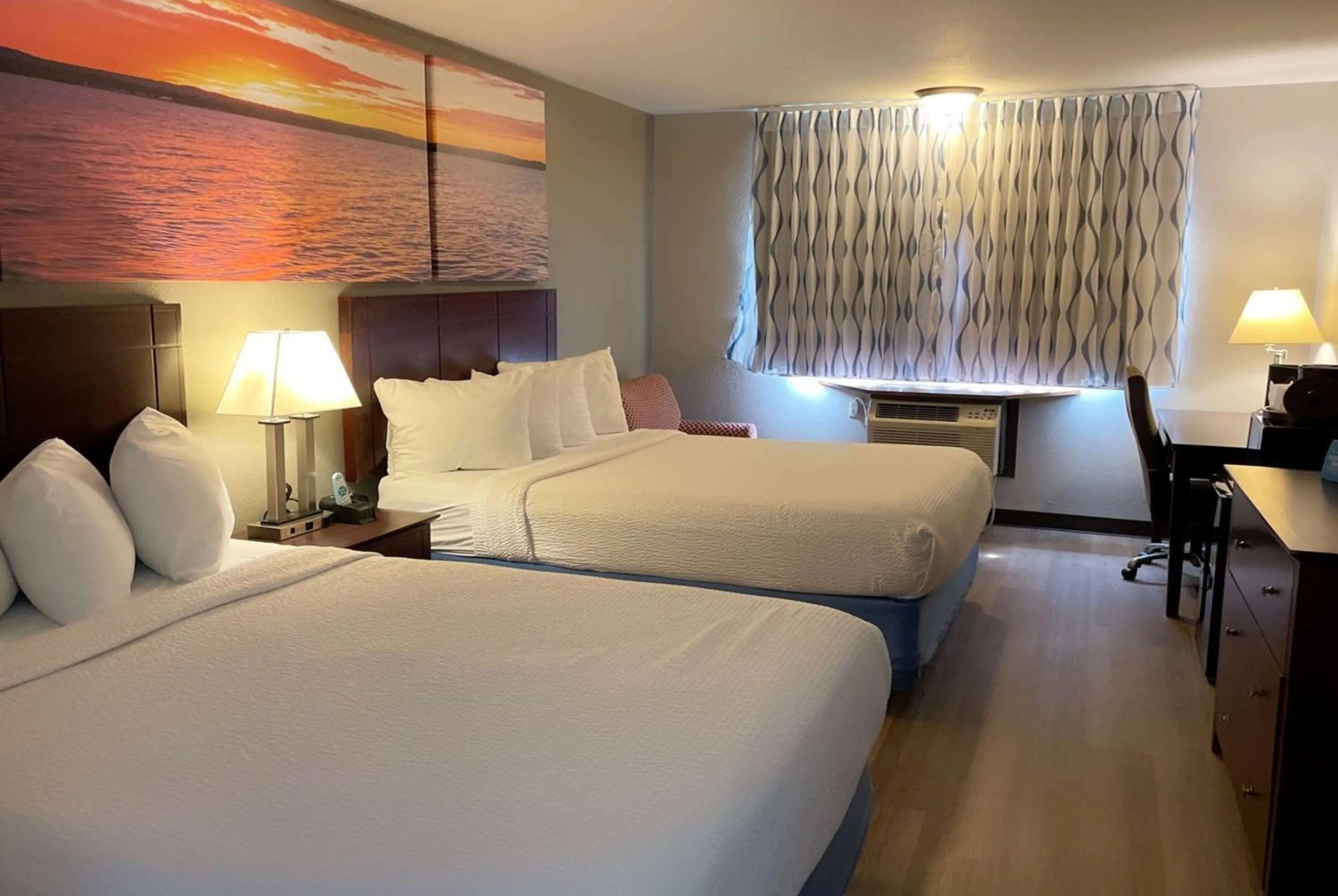 Photo of the whole room, Bed in Days Inn & Suites by Wyndham Stevens Point