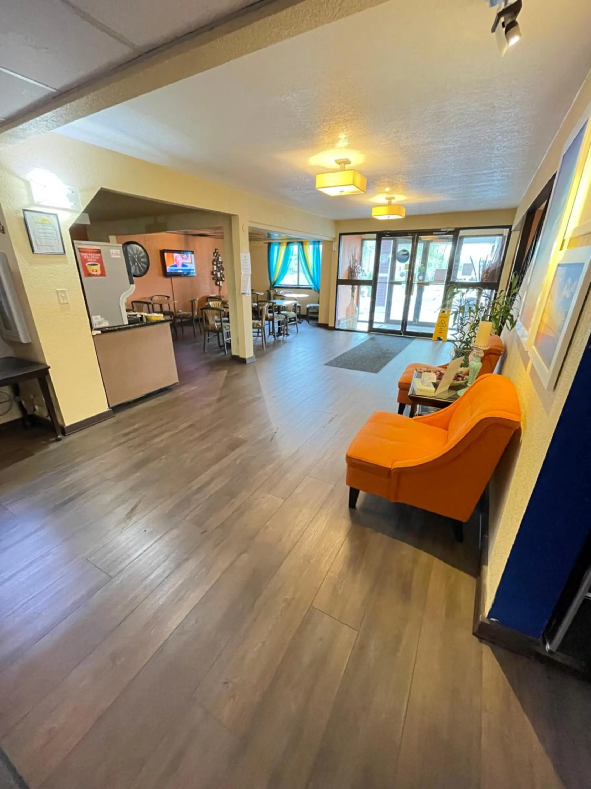 Bed in Days Inn & Suites by Wyndham Stevens Point