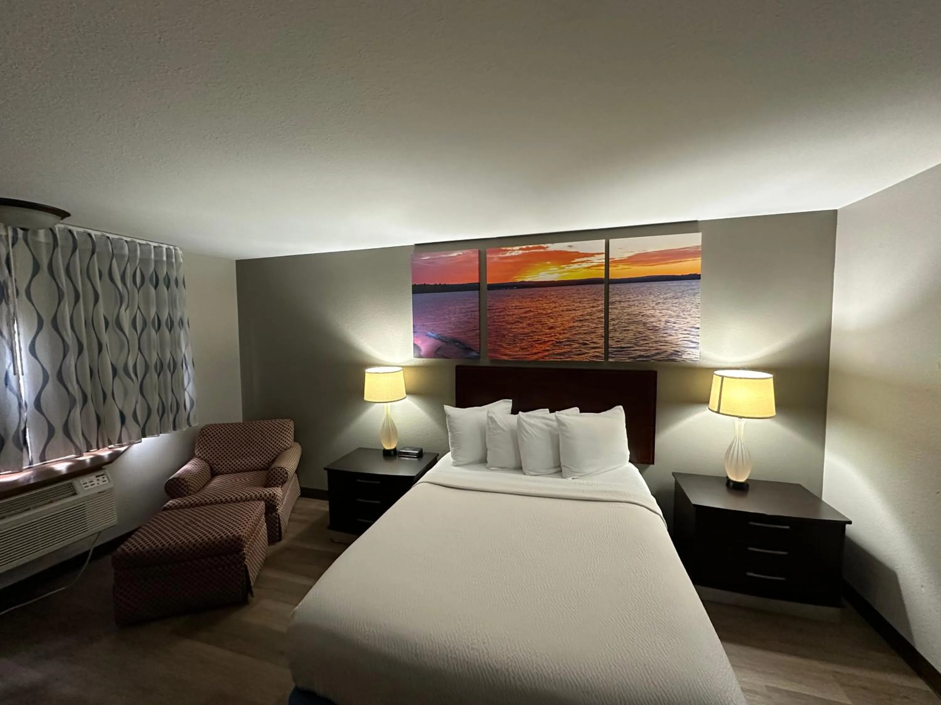 Bed in Days Inn & Suites by Wyndham Stevens Point